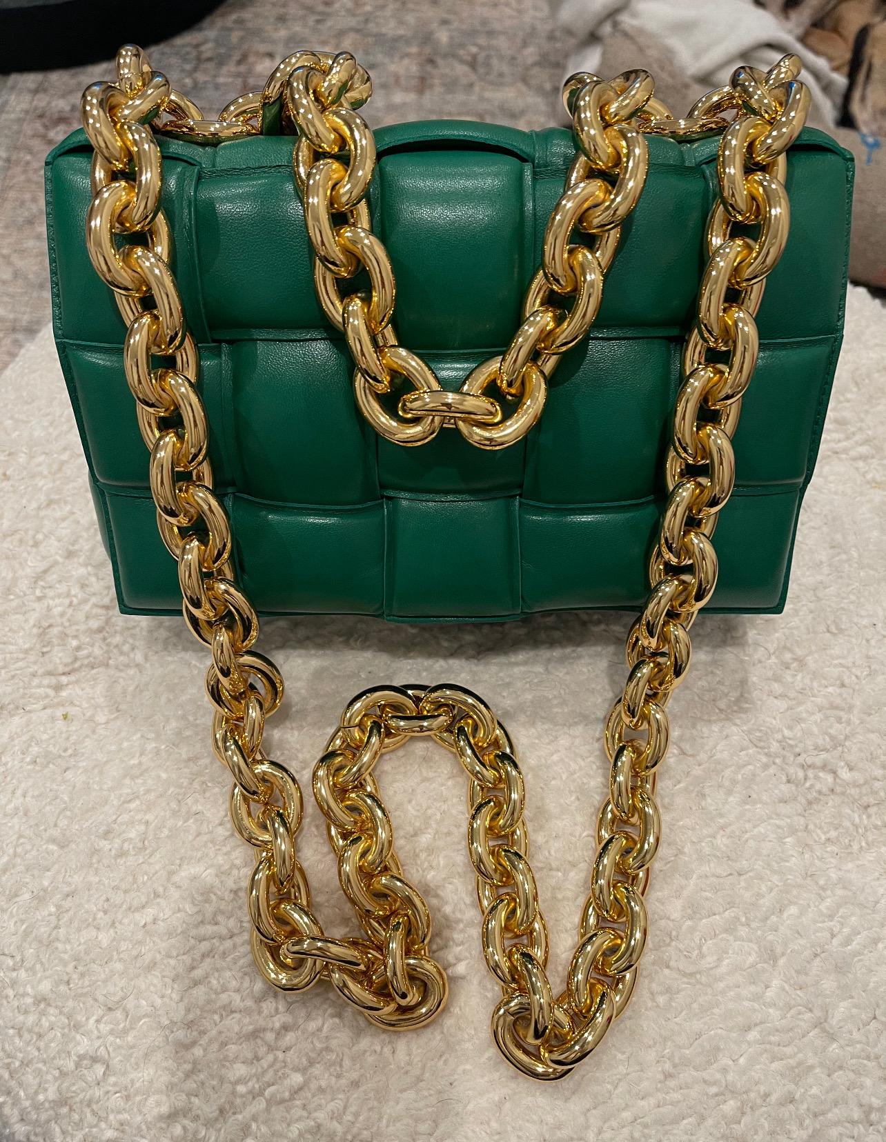 🖤 Timeless Bottega Classic 🖤

Bottega Veneta Green Lambskin Padded Cassette

This stunning woven, padded, leather, lambskin bag from Bottega Veneta features a large-scale shoulder chain drop and hand chain! This bag is opened and closed with a top