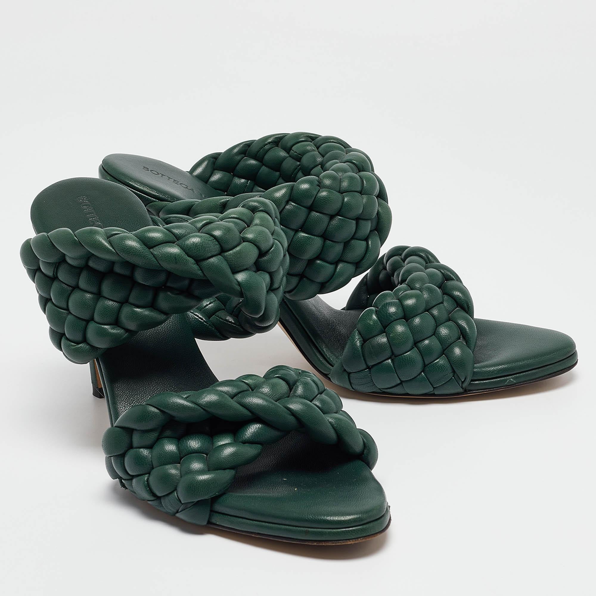 Bottega Veneta Green Leather Braided Accents Slides Size 40.5 In Good Condition For Sale In Dubai, Al Qouz 2