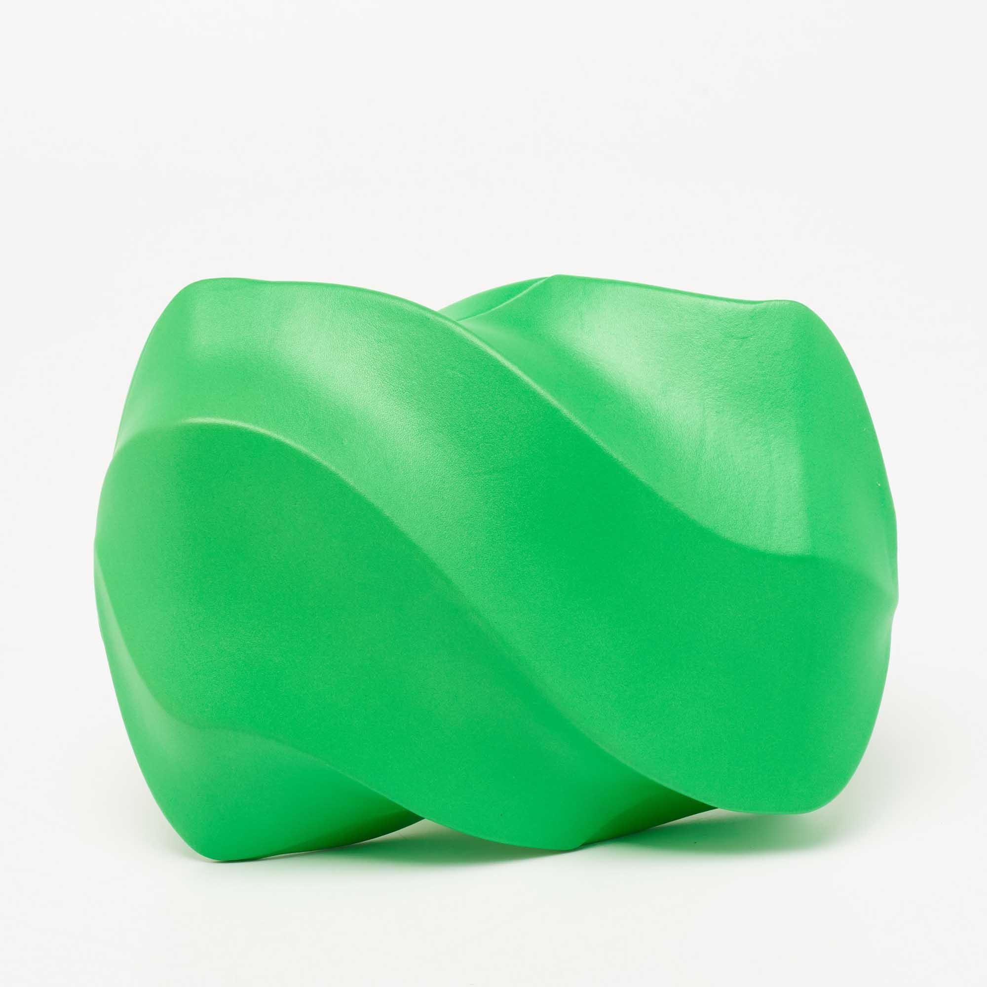 Beautifully curvy, uniquely Bottega! The BV Whirl clutch is aptly named as it is defined by smooth swirls sculpted meticulously using leather. This version in stunning green has a compact size and a magnetic closure that's concealed to maintain the