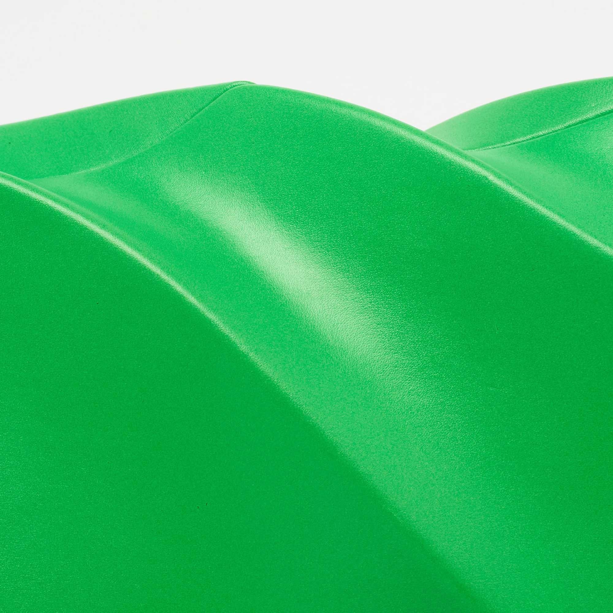 Bottega Veneta Green Leather BV Whirl Clutch 2