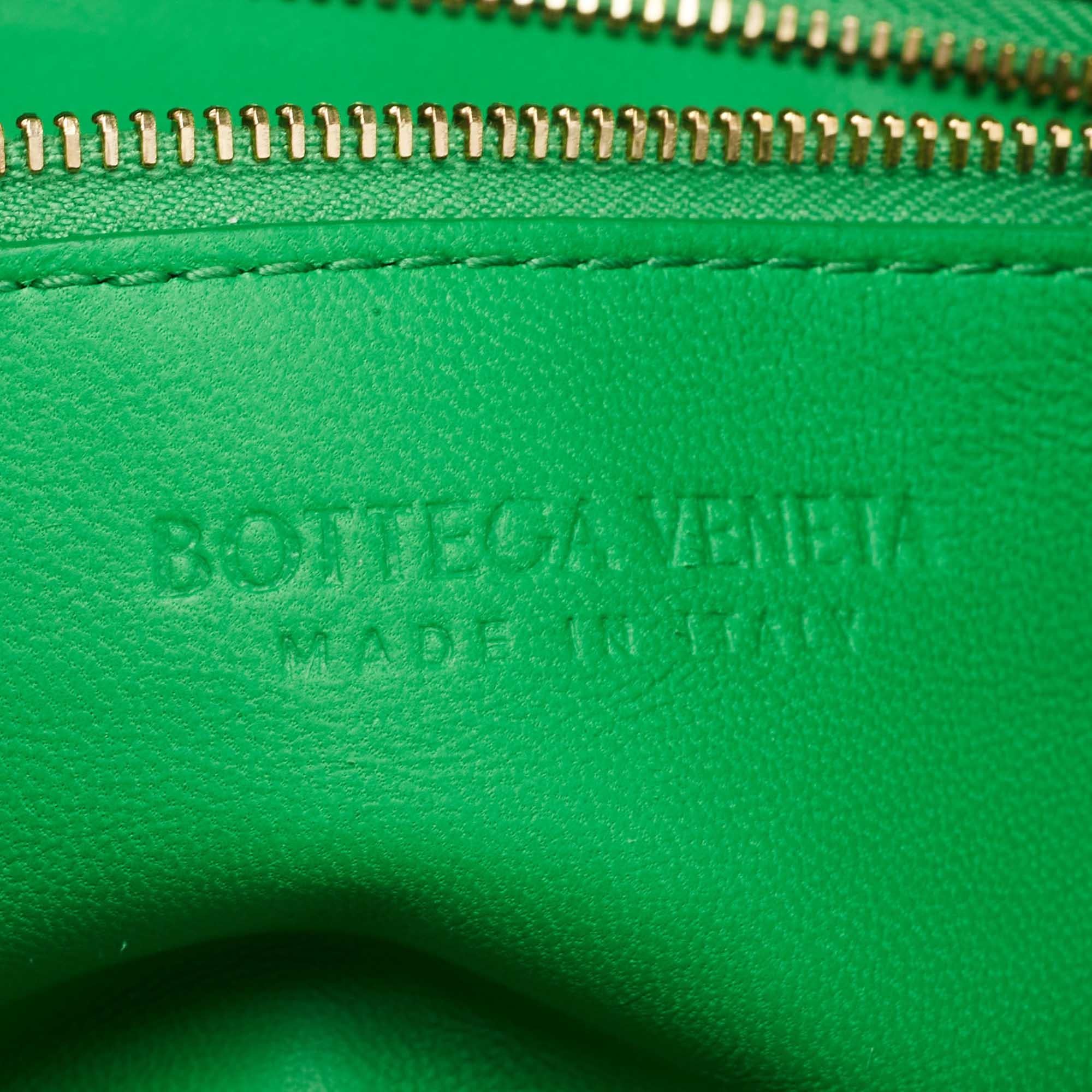Bottega Veneta Green Leather Cassette Fringe Shoulder Bag For Sale 7