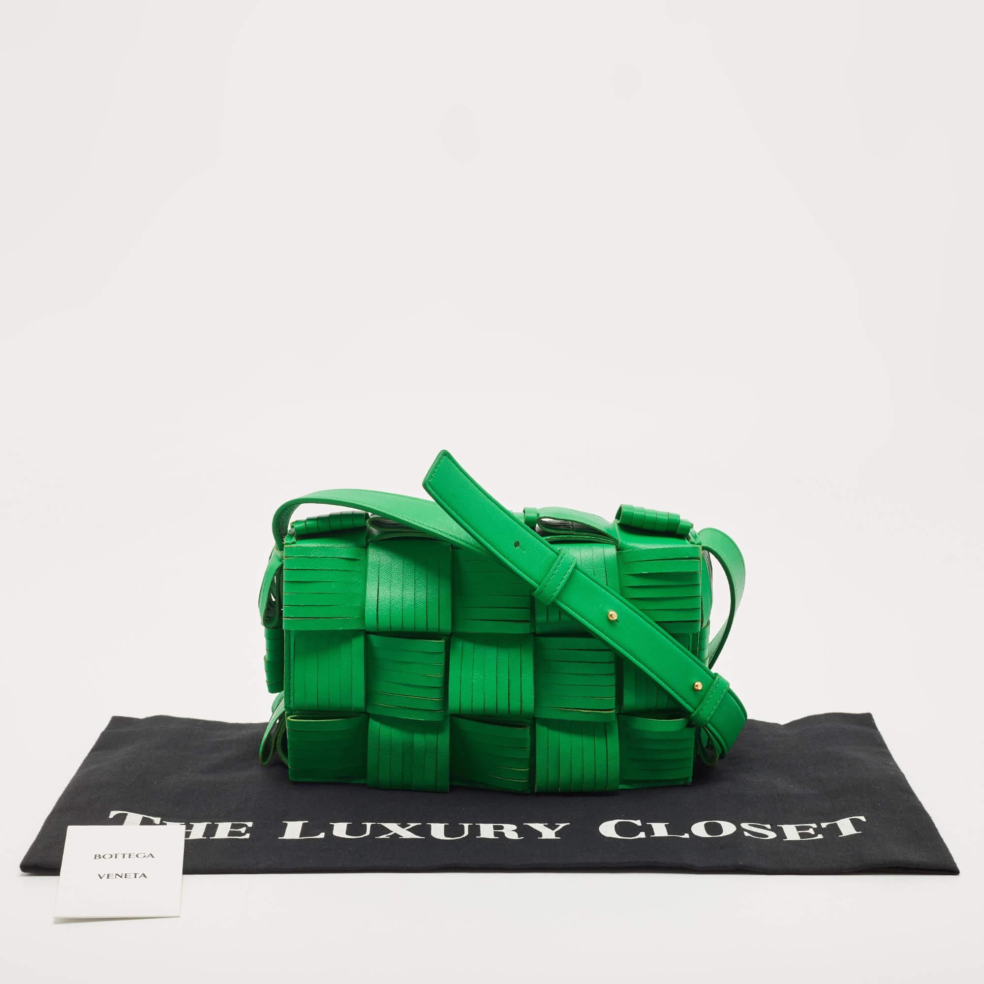 Bottega Veneta Green Leather Cassette Fringe Shoulder Bag For Sale 8