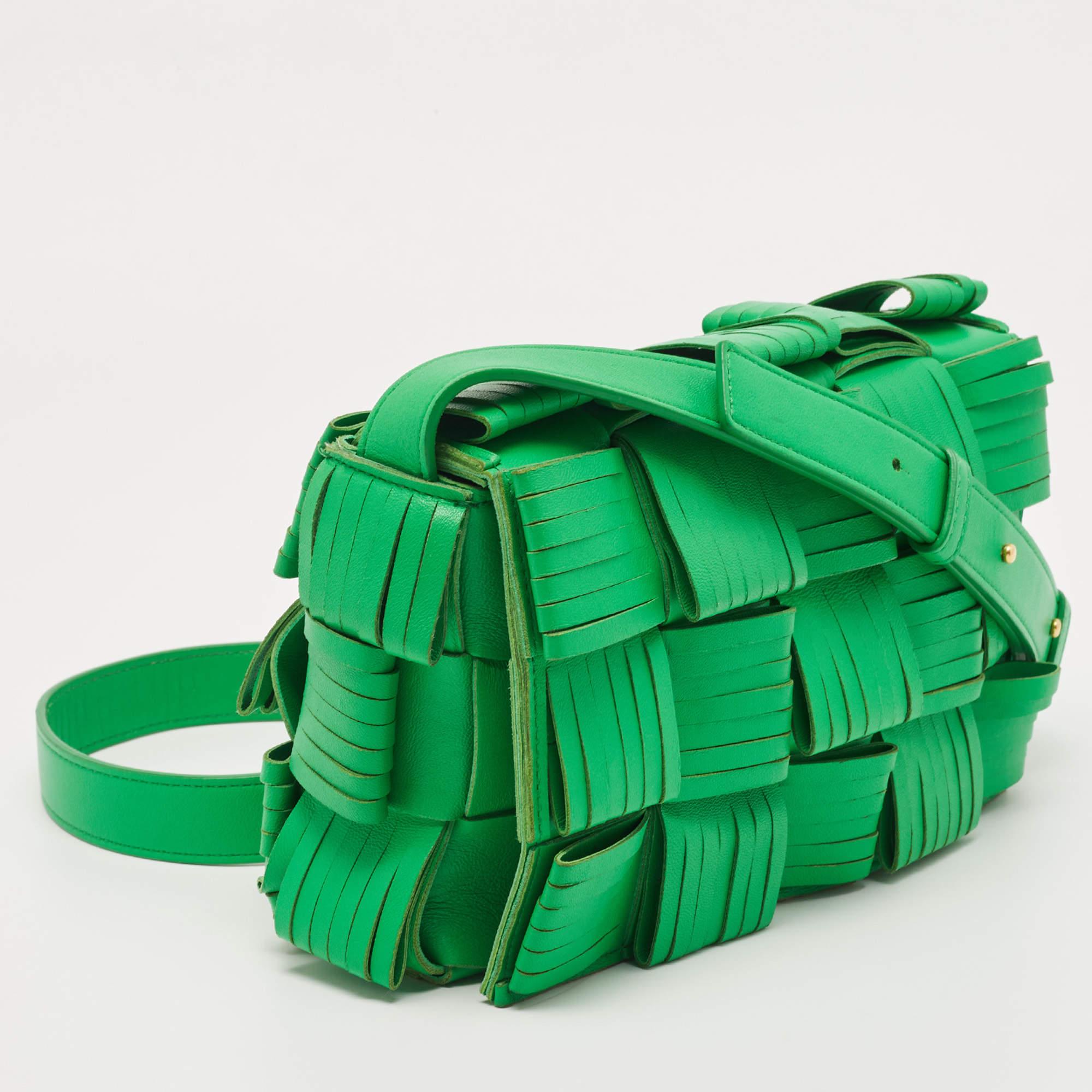Vert Bottega Veneta sac à bandoulière Cassette à franges en cuir vert en vente
