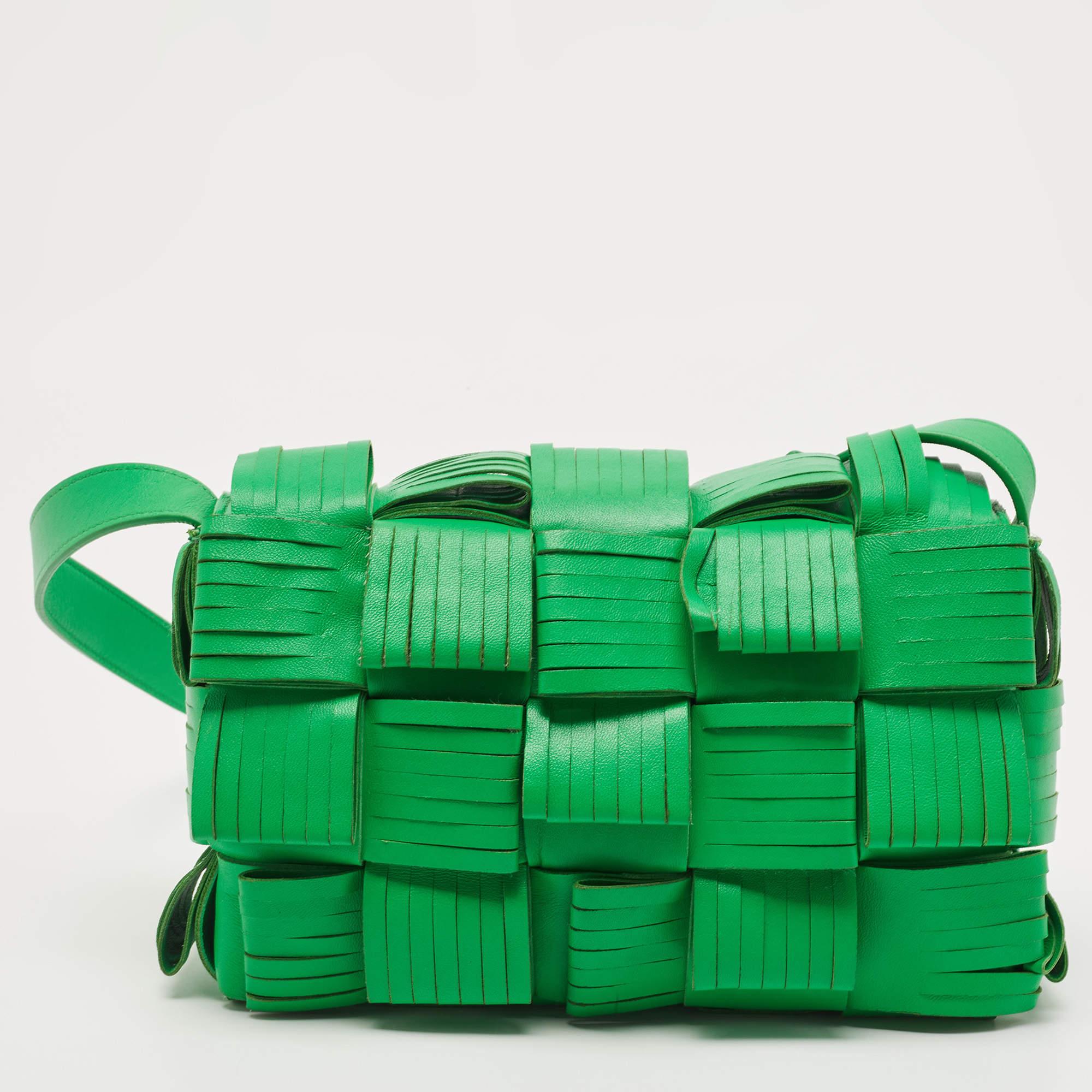 Bottega Veneta Green Leather Cassette Fringe Shoulder Bag In Excellent Condition For Sale In Dubai, Al Qouz 2