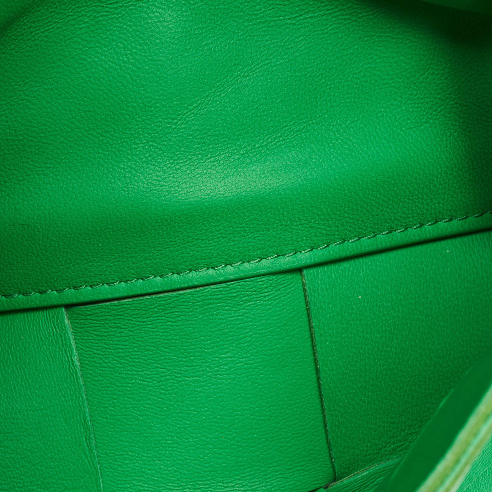 Bottega Veneta Grüne Leder-Kassetten-Fransen-Umhängetasche im Zustand „Hervorragend“ im Angebot in Dubai, Al Qouz 2