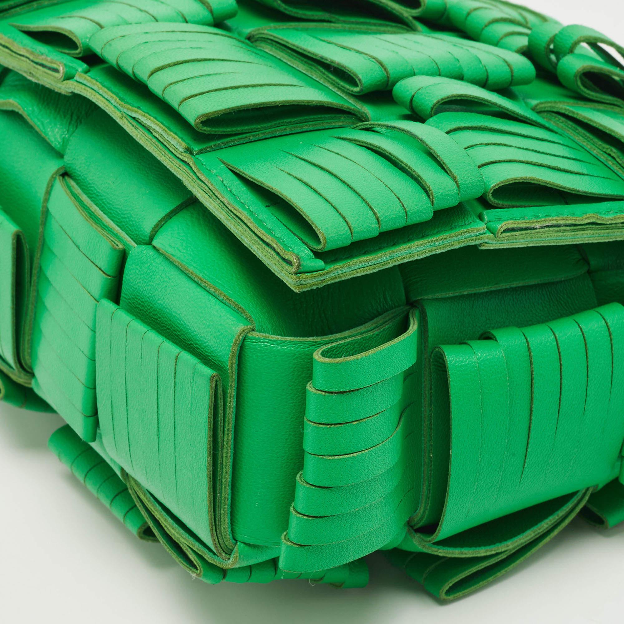 Bottega Veneta Green Leather Cassette Fringe Shoulder Bag For Sale 2