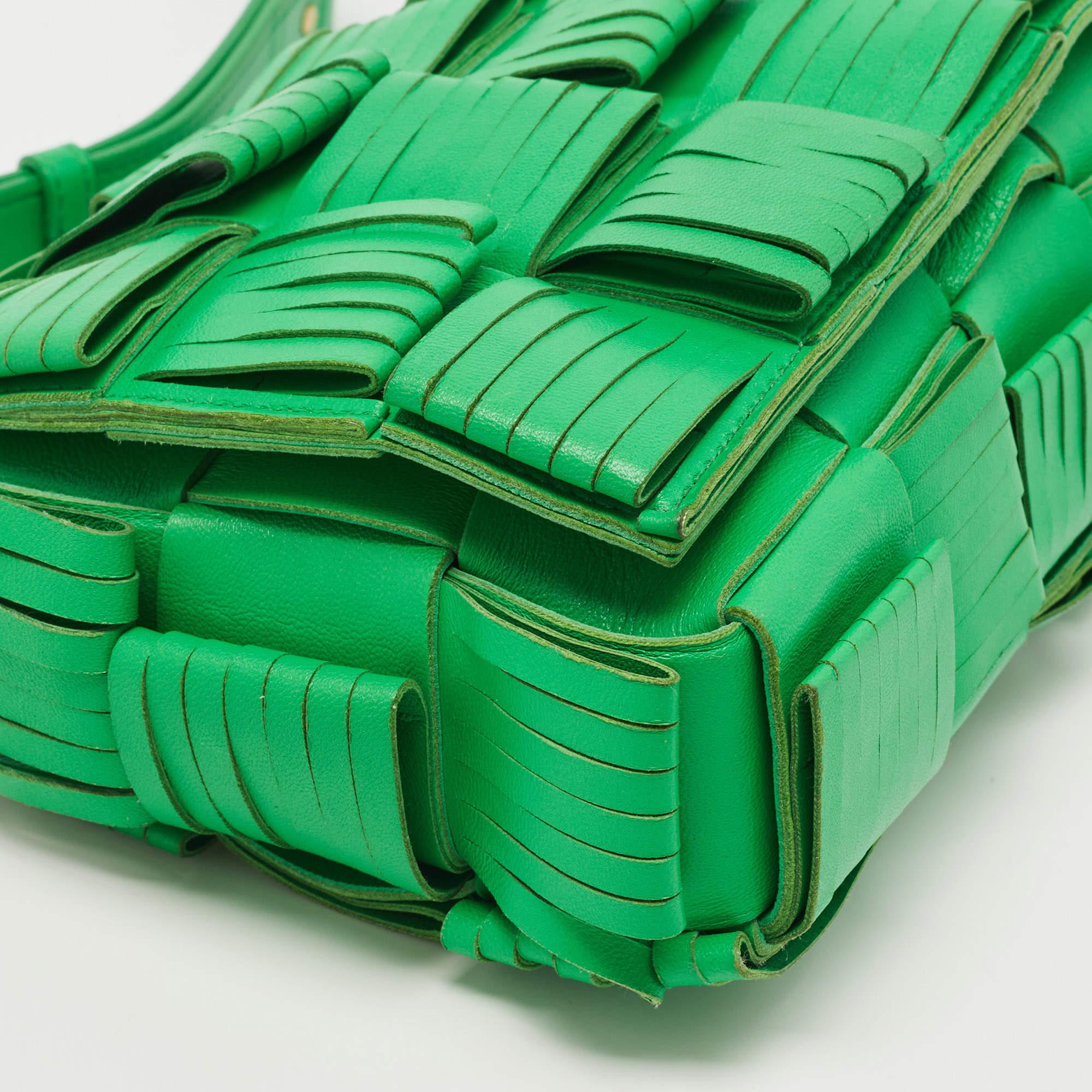 Bottega Veneta Green Leather Cassette Fringe Shoulder Bag For Sale 4