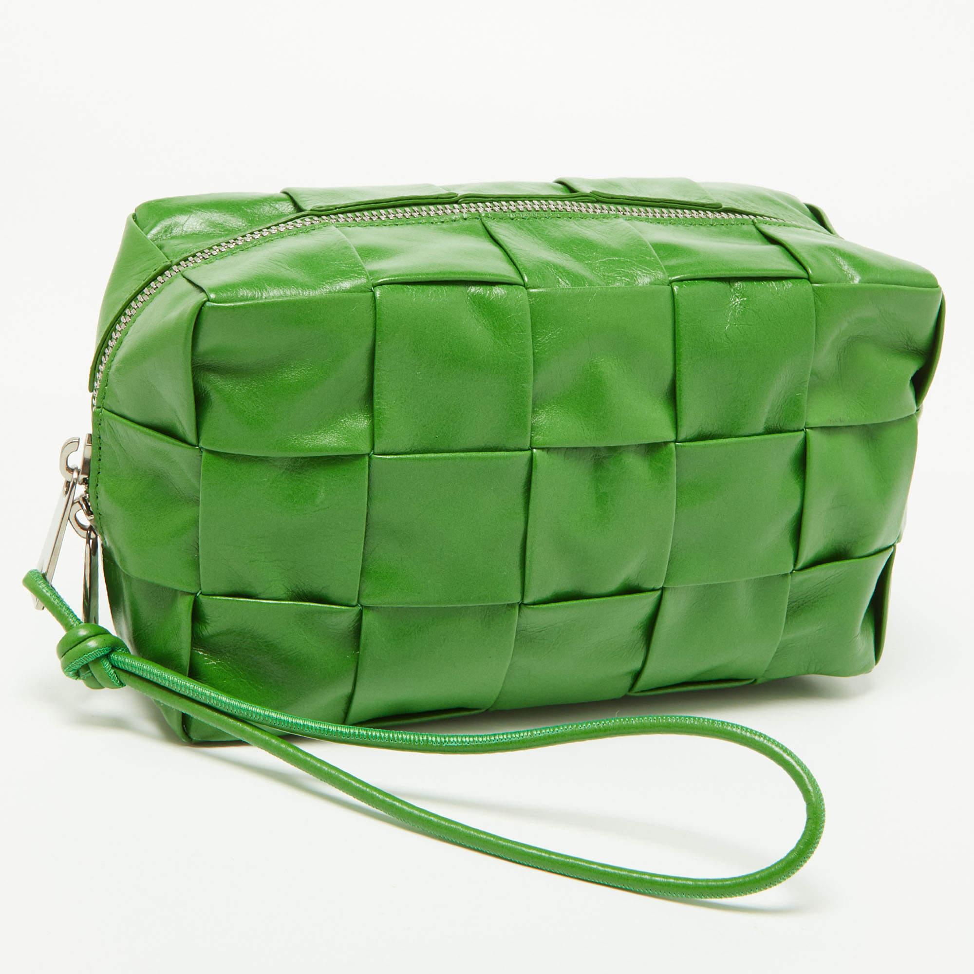 Women's Bottega Veneta Green Leather Cassette Wristlet Pouch For Sale