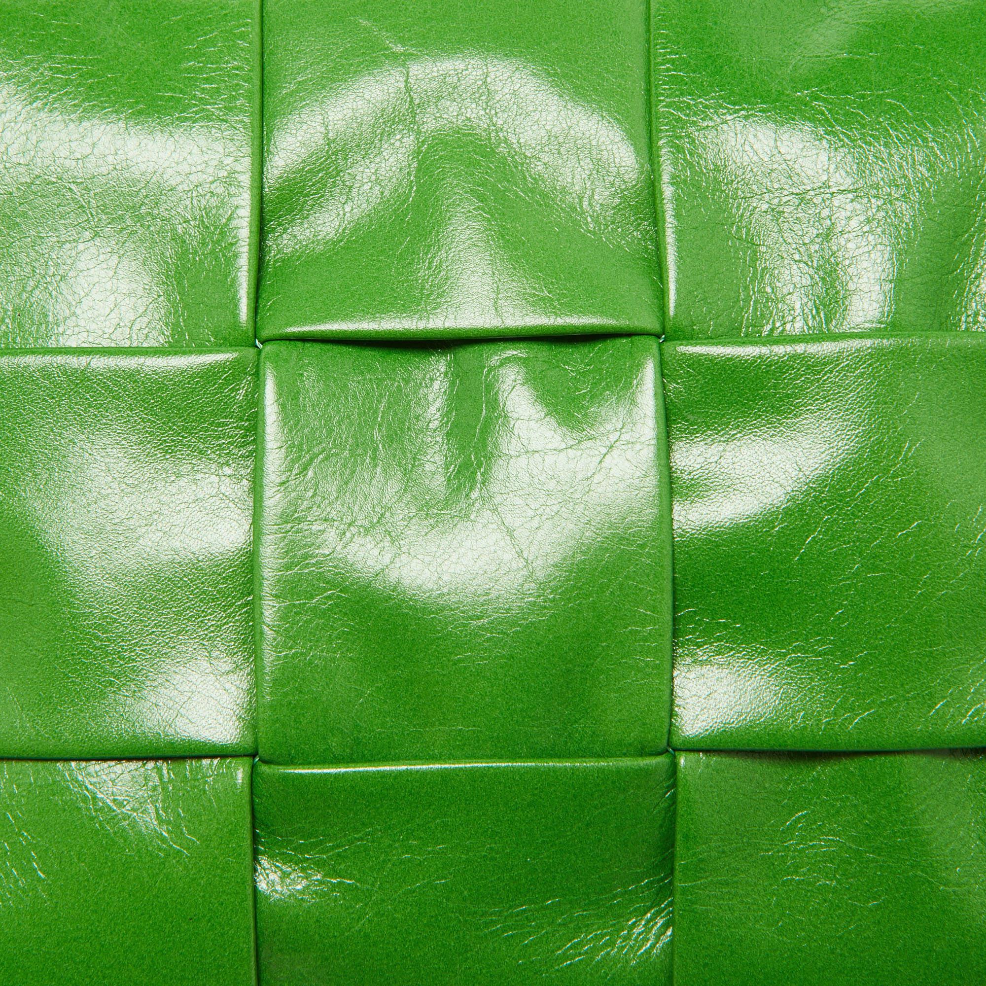 Bottega Veneta Green Leather Cassette Wristlet Pouch For Sale 4