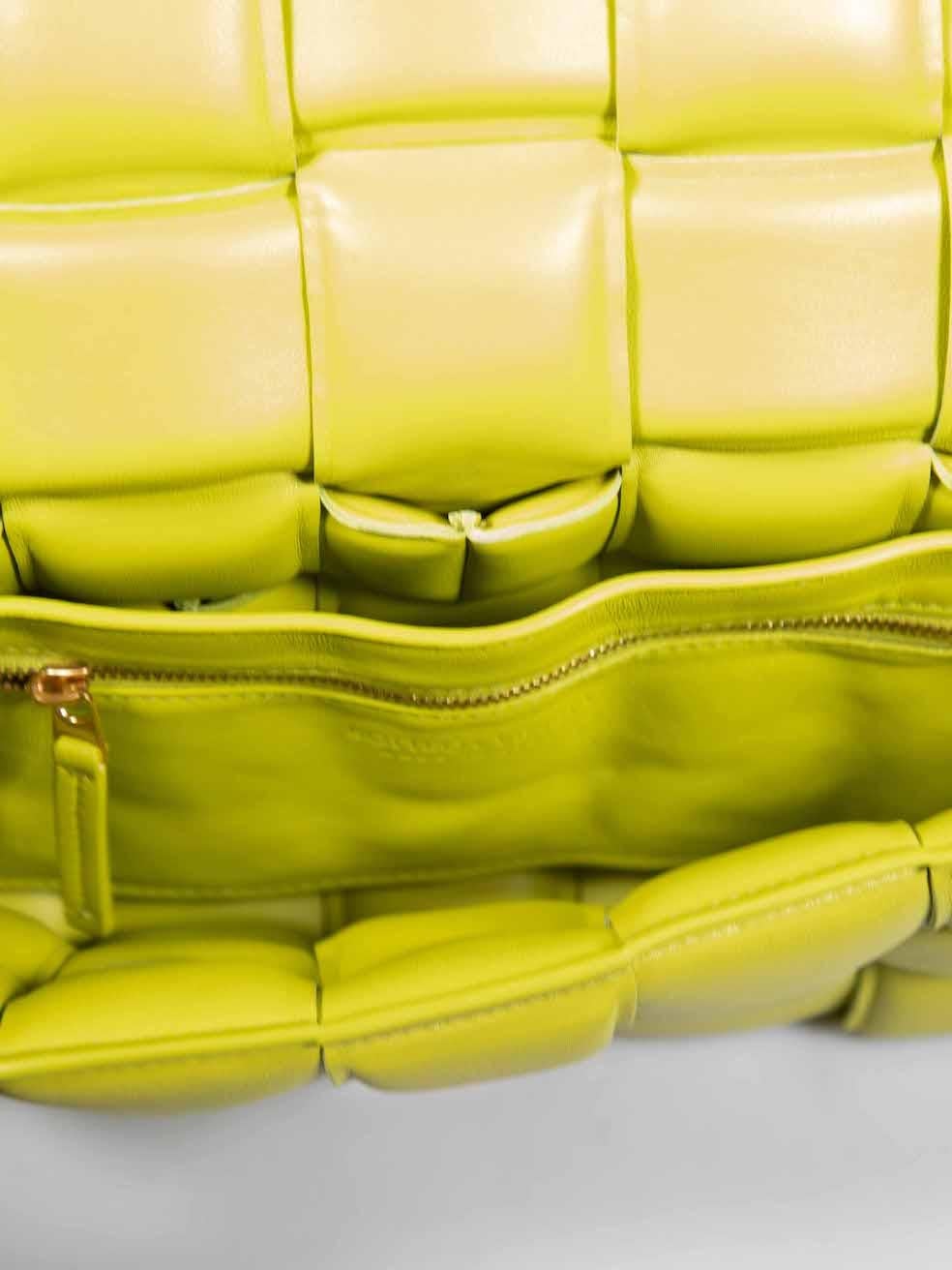 Bottega Veneta Grünes Classic Leather Gepolsterte Kassette Crossbody im Angebot 1