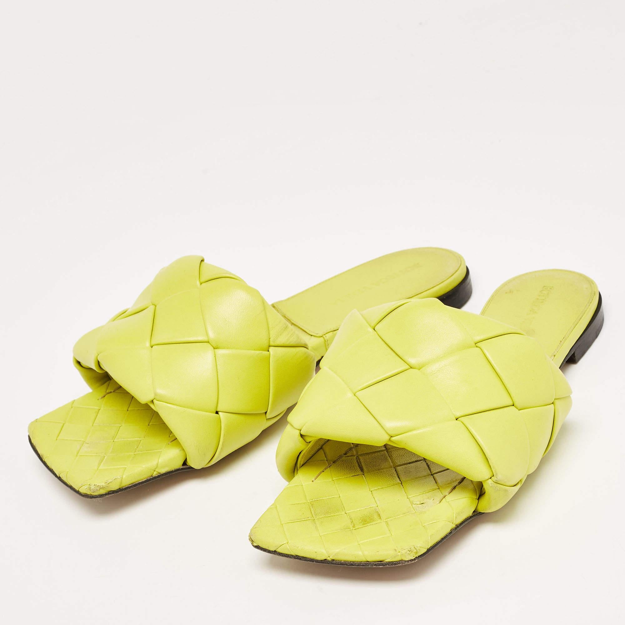 Frame your feet with these Bottega Veneta flat sandals. Created using the best materials, the flats are perfect with short, midi, and maxi hemlines.

