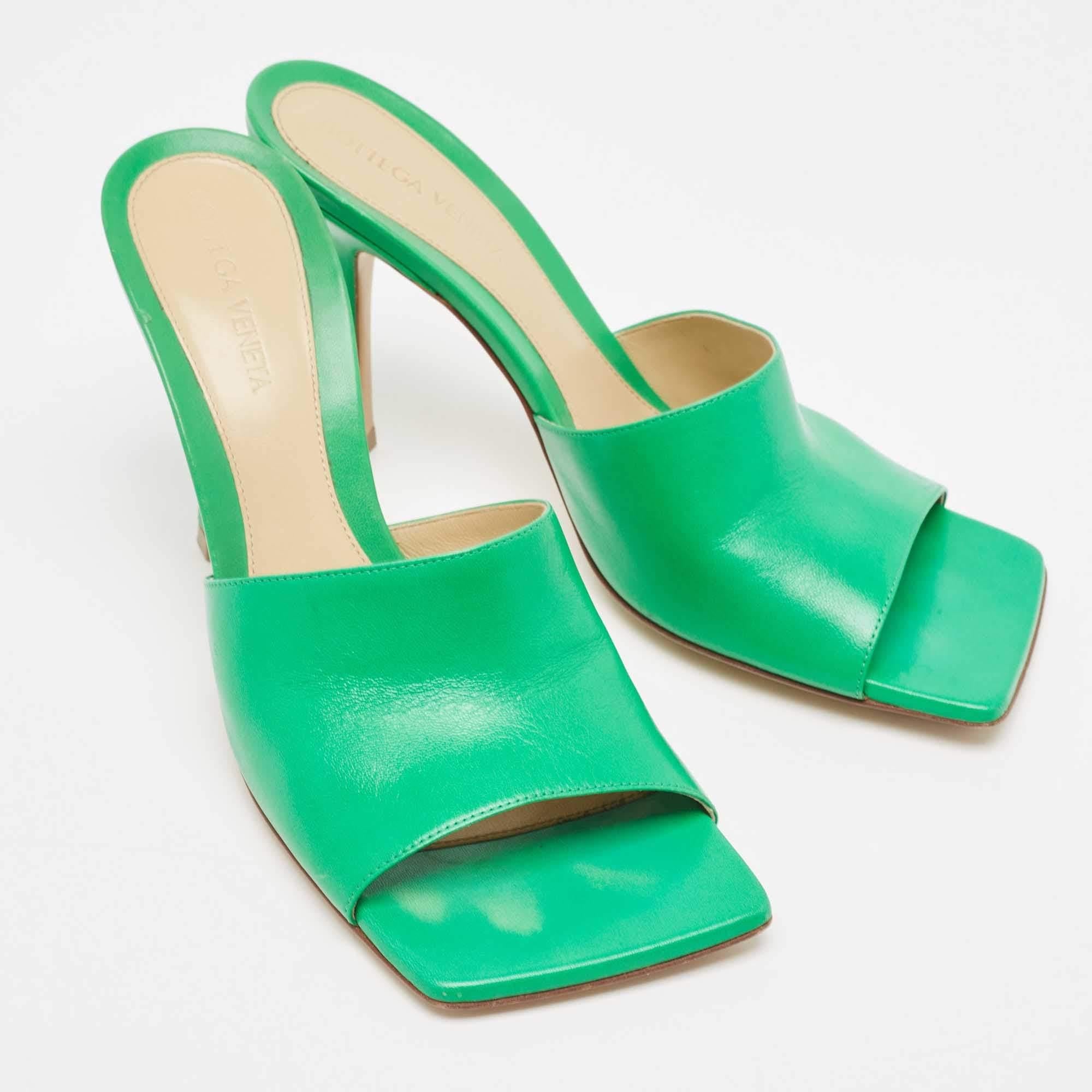 Bottega Veneta Green Leather Square Open Toe Slide Sandals Size 38 In Good Condition For Sale In Dubai, Al Qouz 2