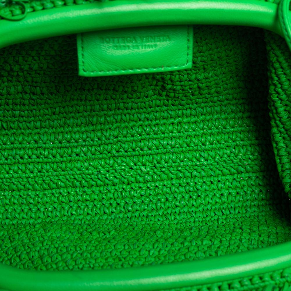 Bottega Veneta Green Leather The Sponge Clutch In Excellent Condition In Dubai, Al Qouz 2