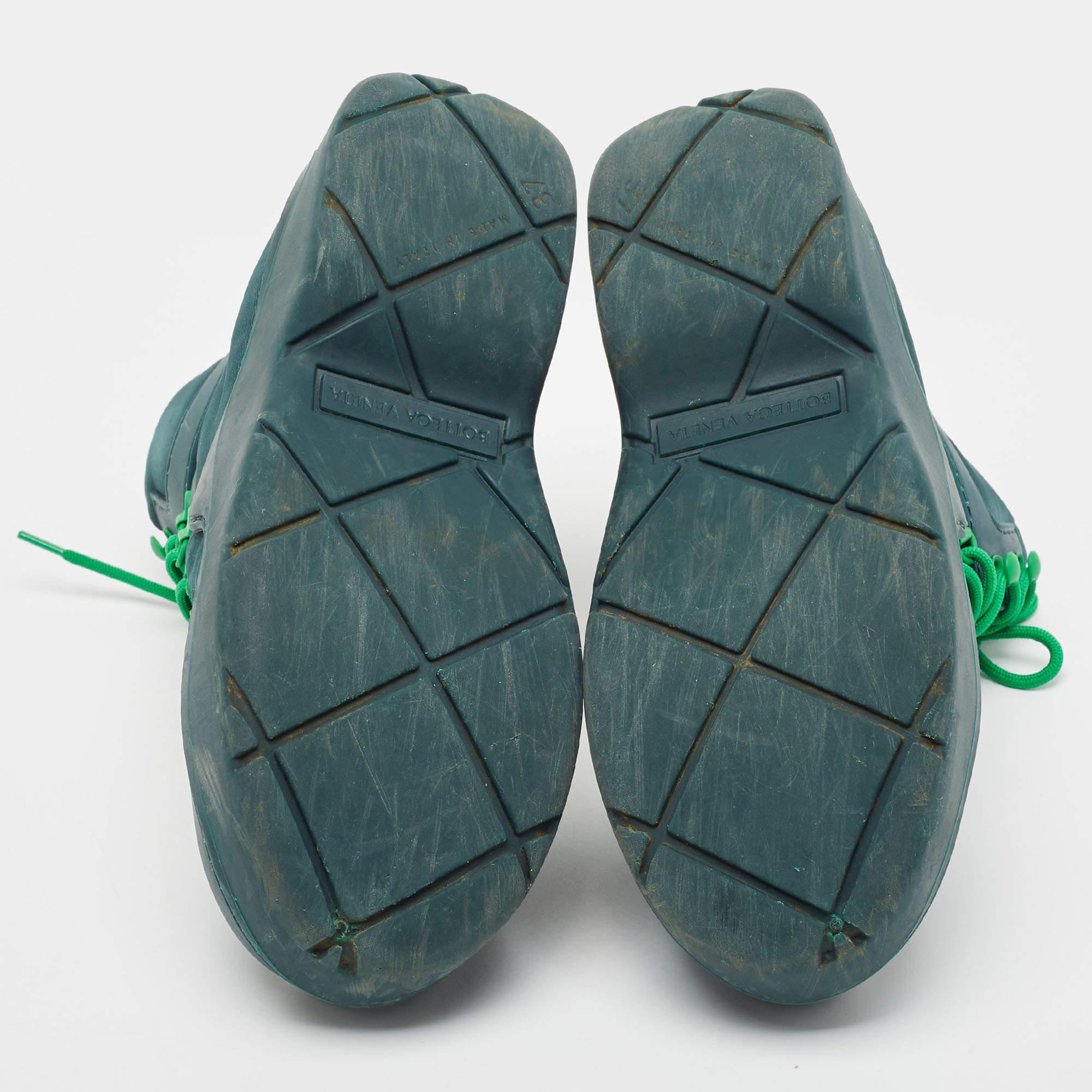 Bottega Veneta Bomber à lacets en nylon vert taille 37 en vente 1