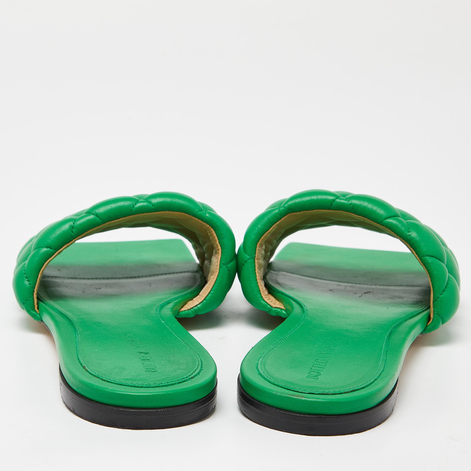 Bottega Veneta Green Padded Leather Flat Slides Size 41 In Good Condition For Sale In Dubai, Al Qouz 2