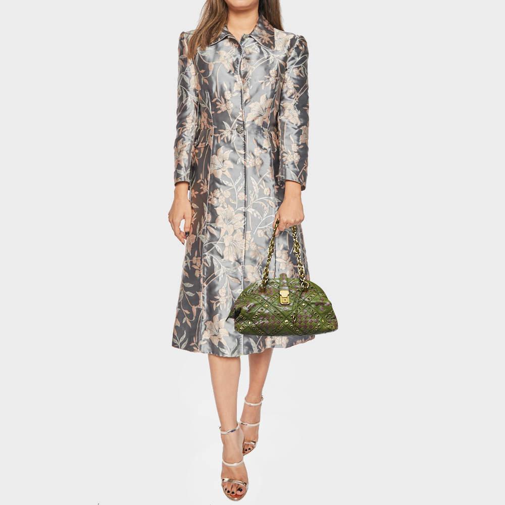 Funcional y con estilo  las colecciones de etiquetas de este diseñador capturan el esfuerzo  elegante finura de la mujer moderna. Fabricado con materiales de calidad  este elegante bolso es fácil de llevar y en él caben tus objetos esenciales
