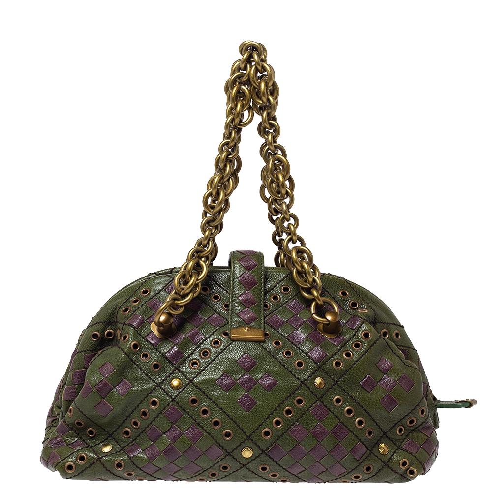 The signature Intrecciato touch on the leather makes this Bottega Veneta Bowler bag an instant classic. Ideal for your everyday essentials, this green and purple bag also features gold-tone hardware that complements the overall design.

