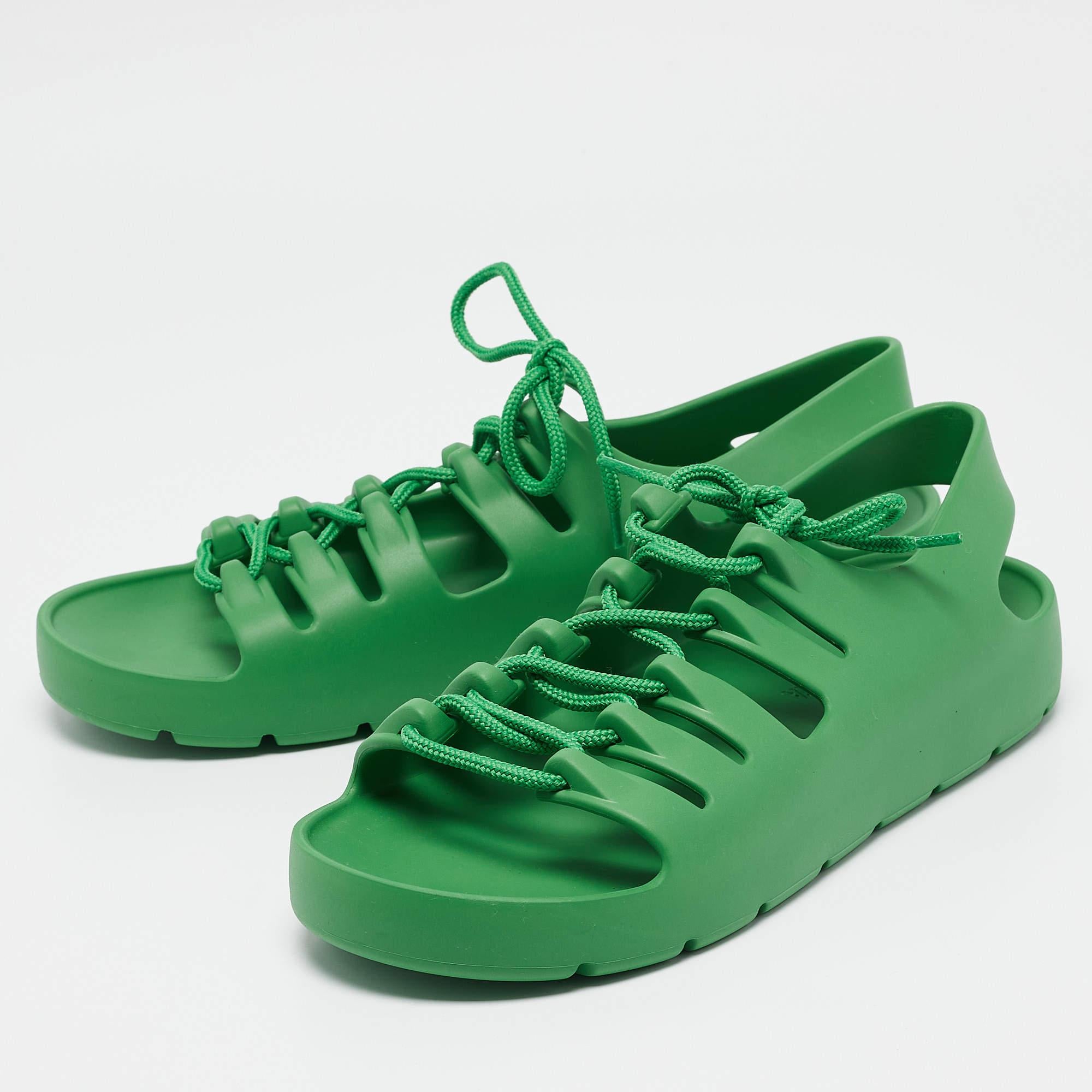 A perfect blend of luxury style and comfort. These designer flats are made using prime quality materials and frame your feet in the most elegant way. They can be paired with a host of outfits from your wardrobe.
