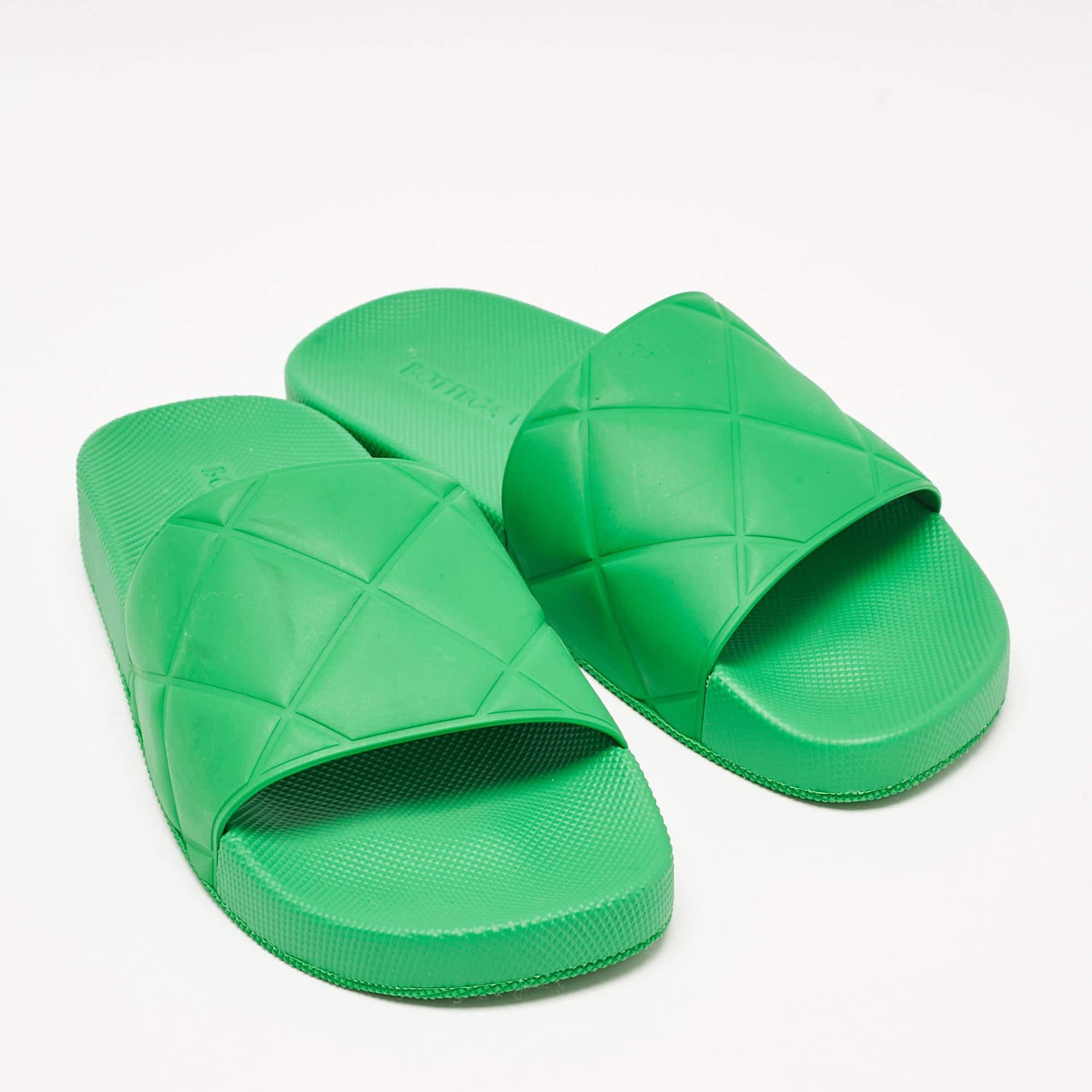 Bottega Veneta Greene & Greene Greene Pool Slides Taglia 35 In condizioni buone in vendita a Dubai, Al Qouz 2