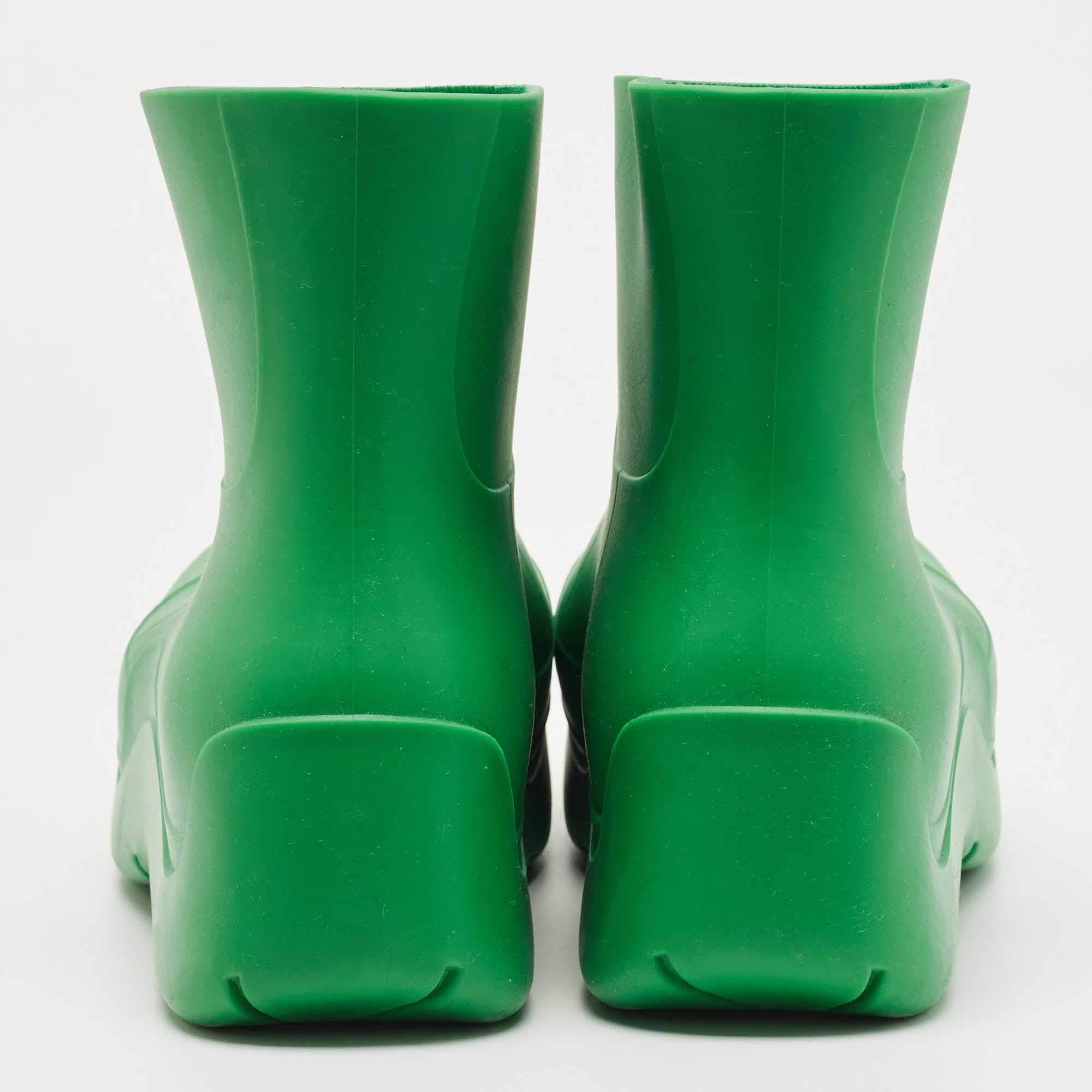 Bottega Veneta Green Rubber Puddle Ankle Boot Size 42 In Excellent Condition For Sale In Dubai, Al Qouz 2