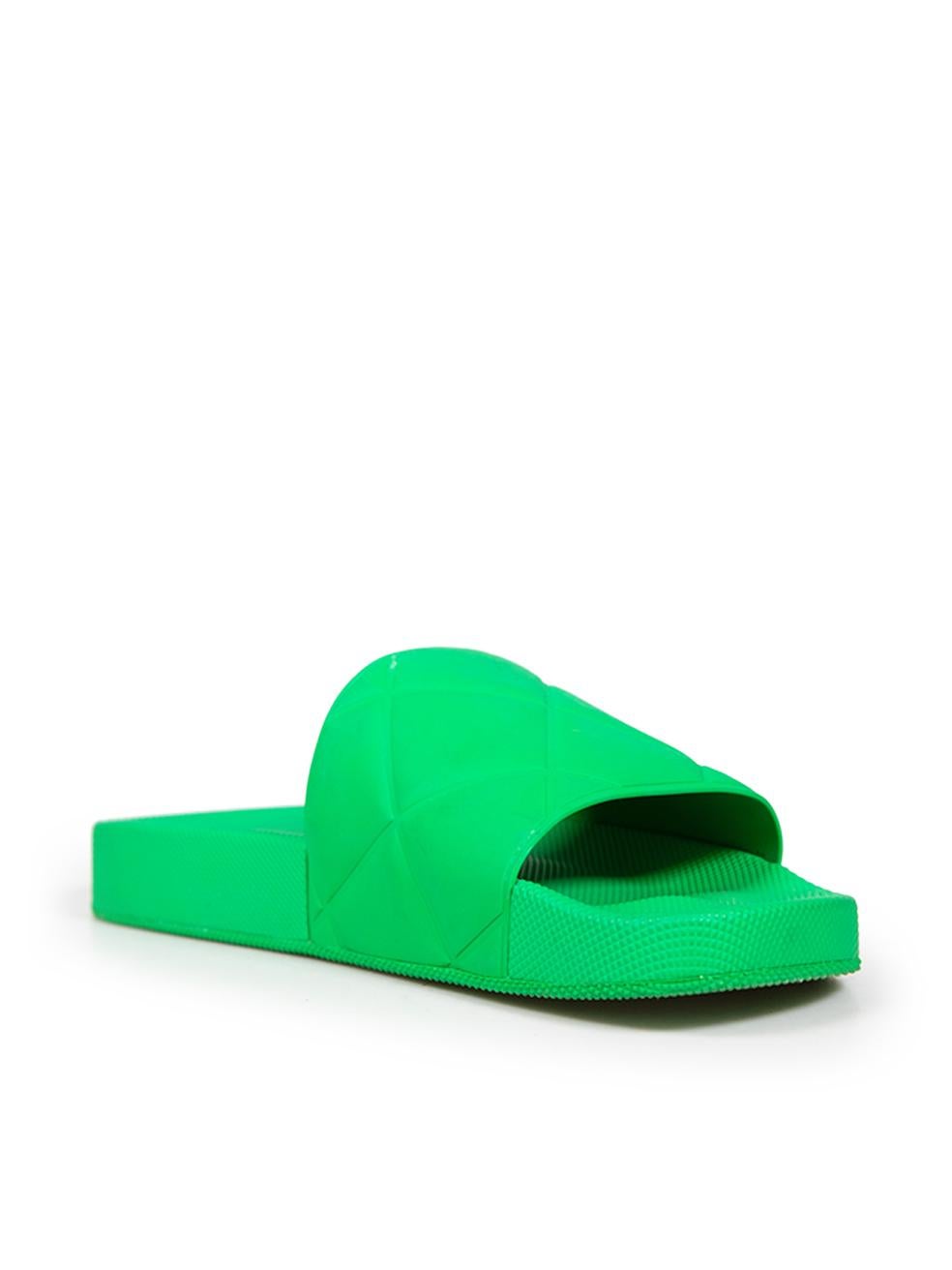 CONDITION is Very good. Minimal wear to the sliders is evident. Abrasion across the front strap on both shoes to this used Bottega Veneta designer resale item.

Details


Green

Rubber

Slides

Slip on

Quilted design on uppers

Flat shoes





Made