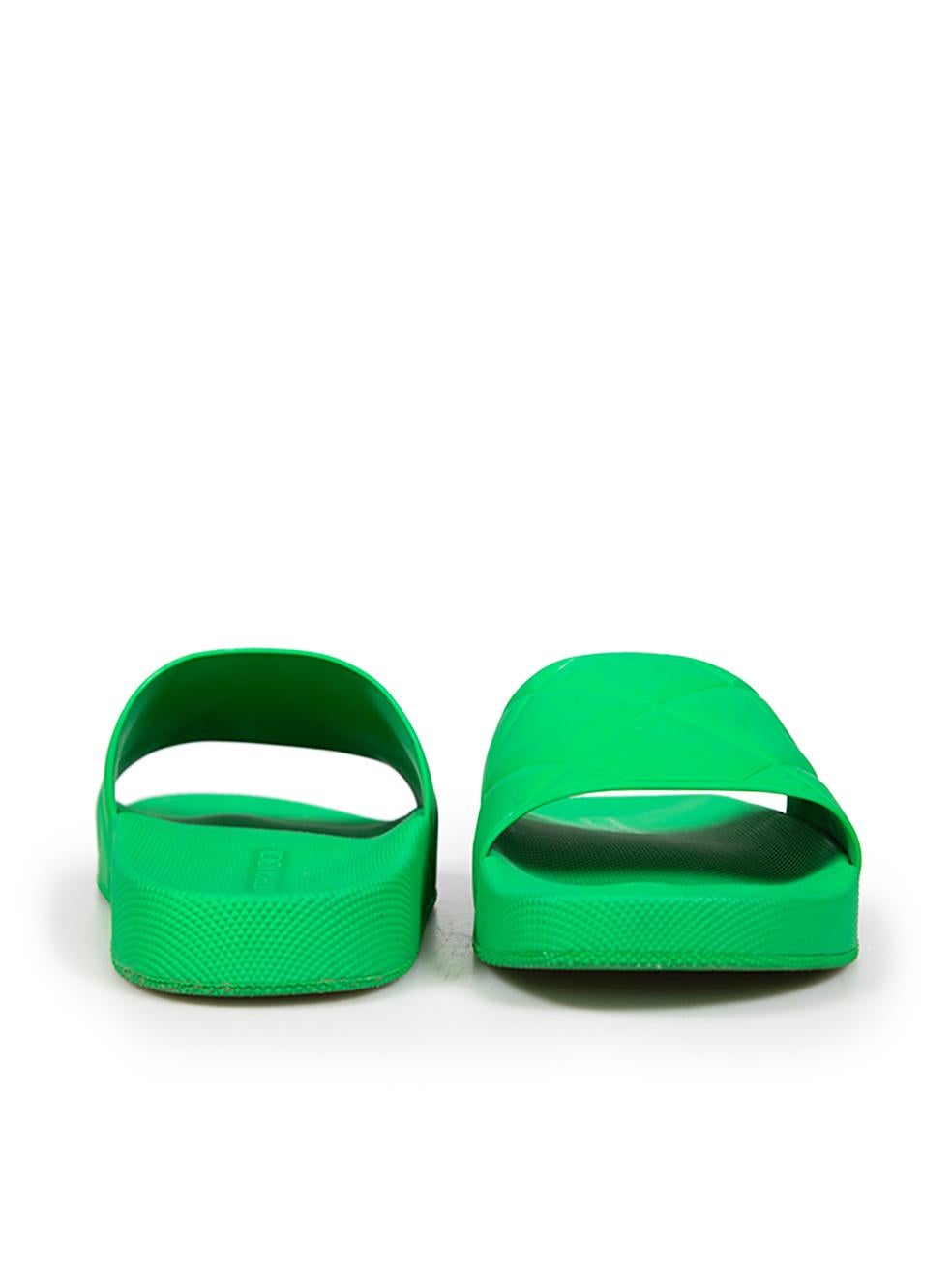 Bottega Veneta Green Rubber Quilted Slides Size IT 39 In Good Condition For Sale In London, GB