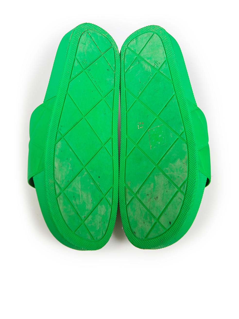 Women's Bottega Veneta Green Rubber Quilted Slides Size IT 39 For Sale