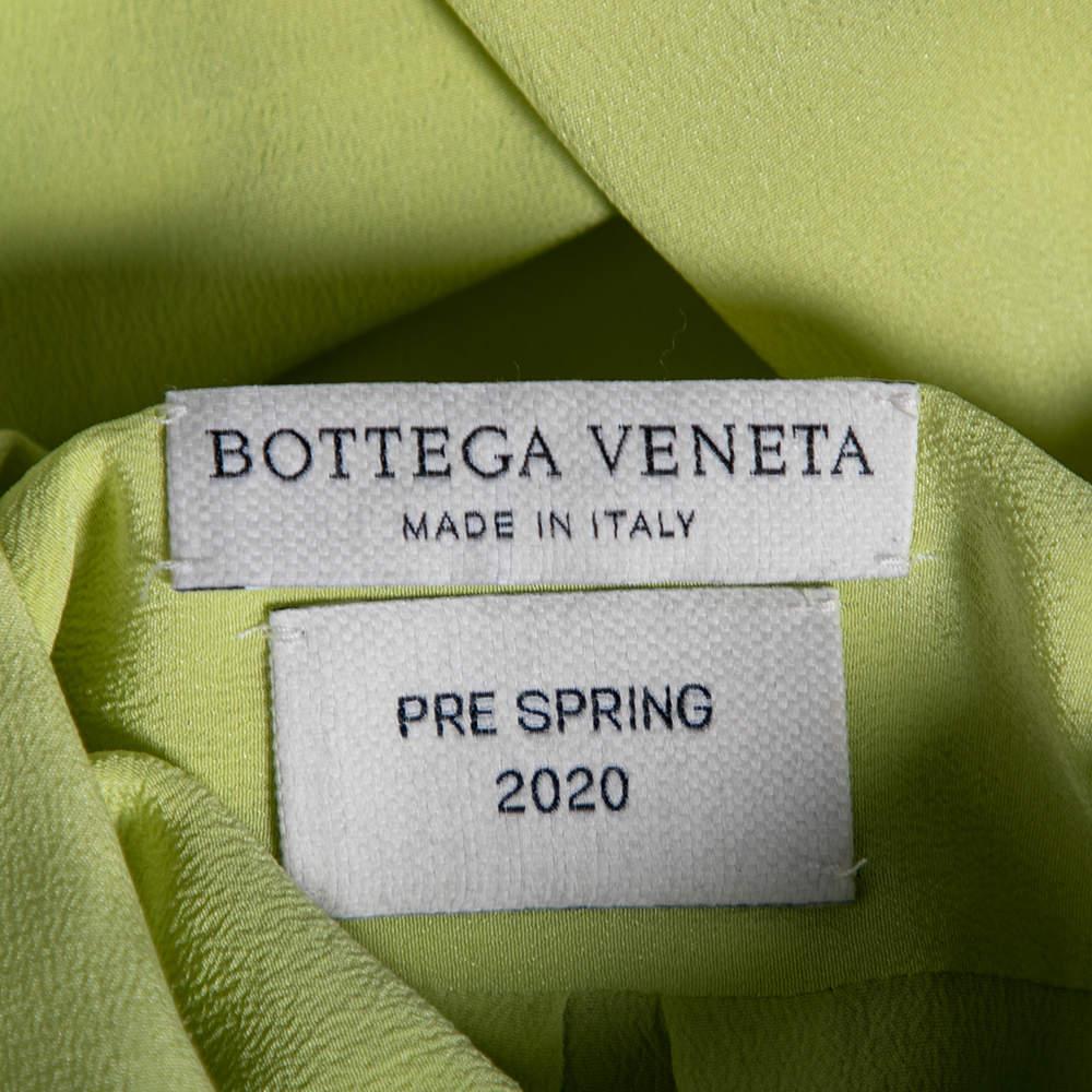 Chemise de smoking Bottega Veneta en soie verte et plâtre matelassé avec détails en forme de losange M en vente 3
