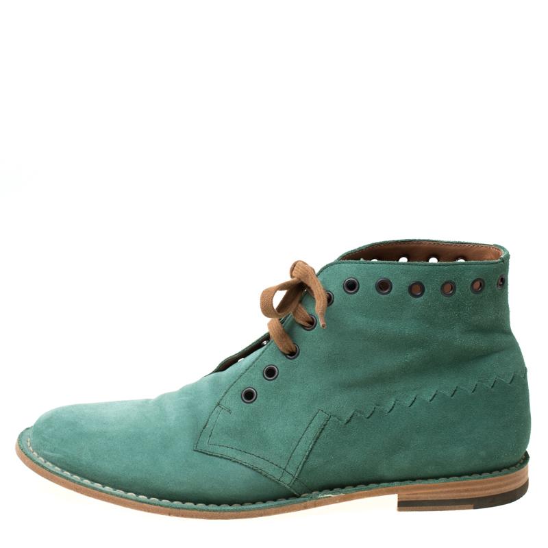 This pair of lace-up boots is crafted from the finest suede and is just what you need. The fancy look of these boots can be credited to the green colour and the eyelets. These boots from Bottega Veneta are an excellent blend of quality and