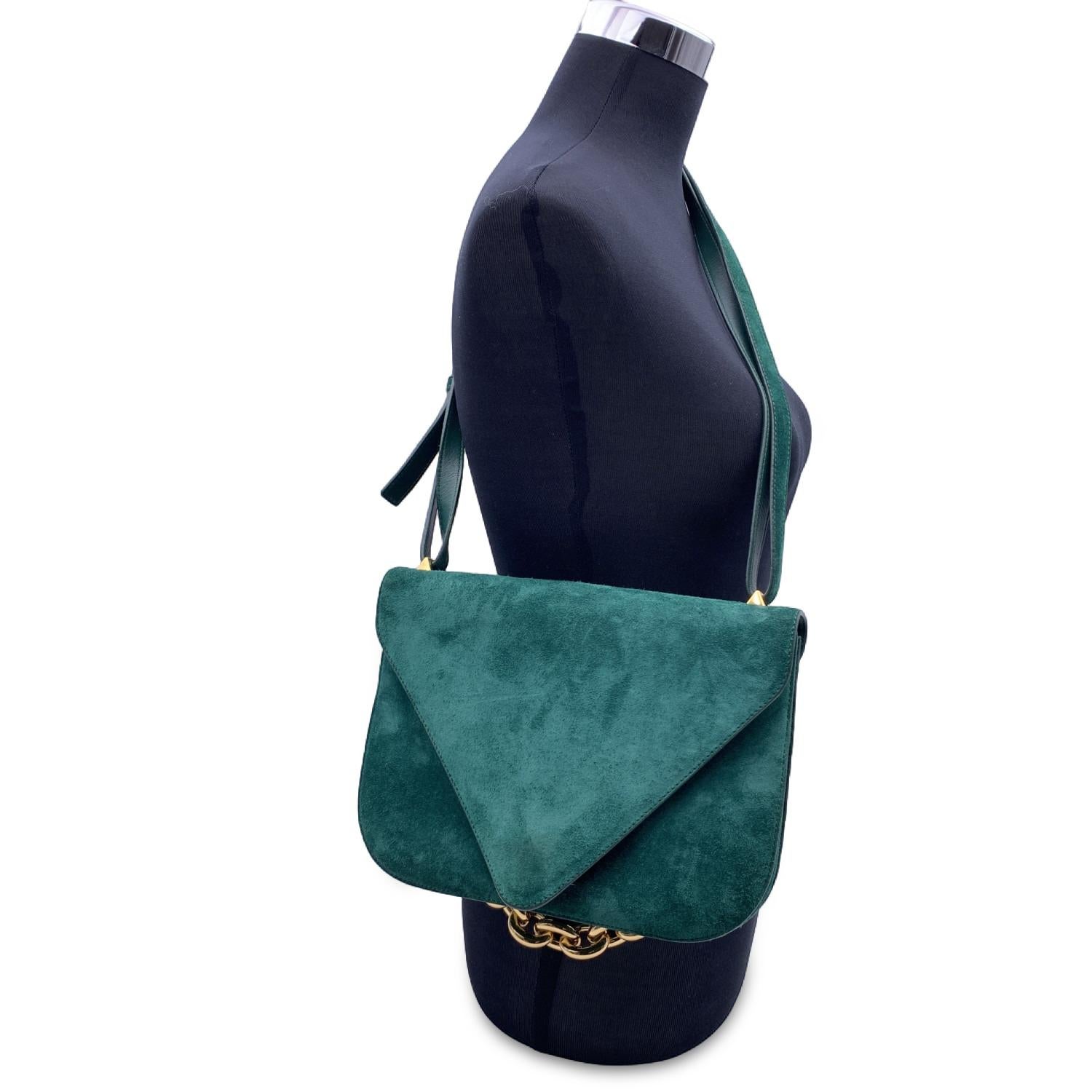Bottega Veneta 'Mount - Medium' shoulder bag crafted in green suede. The model features a chunky gold-tone chain strap, an adjustable / removable shoulder strap, a magnetic closure on flap. Green leather interior. I features 2 main compartments and1