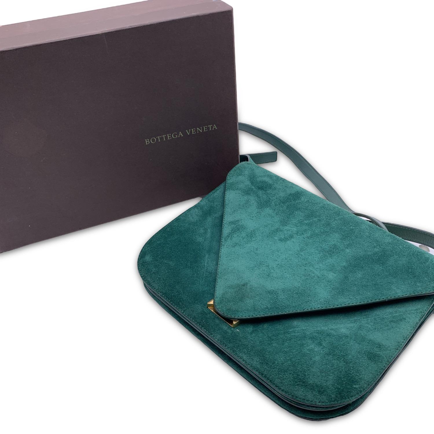 Bottega Veneta Green Suede Mount Medium Envelope Shoulder Bag In Excellent Condition In Rome, Rome