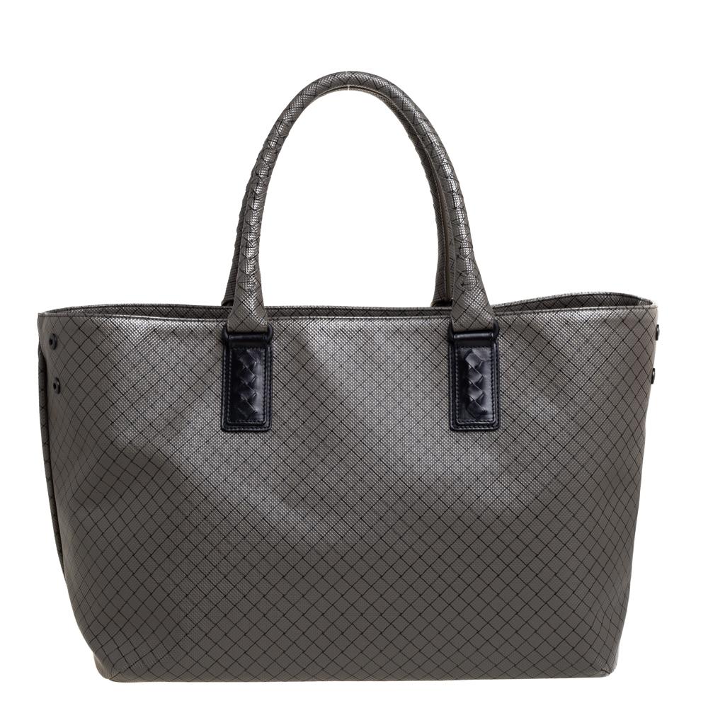 Lend an elegant finish to your look of the day with this Marco Polo tote from Bottega Veneta. Crafted from grey PVC and leather, the tote features the signature Intrecciato effect all over, dual-rolled handles, black-tone hardware detailing, and a