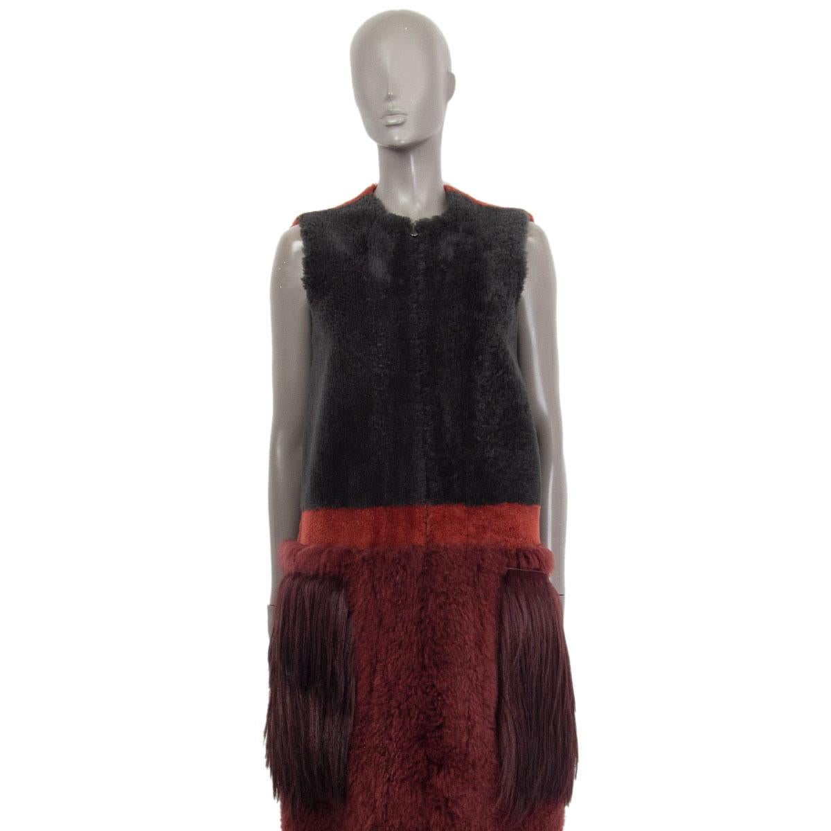 auténtico chaleco Bottega Veneta de piel de oveja gris pizarra a rayas en paneles de color rojo ladrillo y un panel inferior burdeos que se eleva con distintivos bolsillos de parche de piel de cabra. Se abre por delante con una cremallera. Se ha