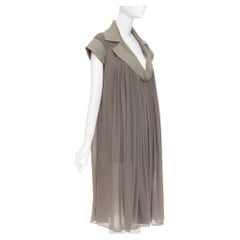 Vestido de BOTTEGA VENETA de gasa de algodón gris, plisado y con cuello abierto en V, talla IT40 S