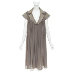 Vestido de BOTTEGA VENETA de gasa de algodón gris, plisado y con cuello abierto en V, talla IT40 S