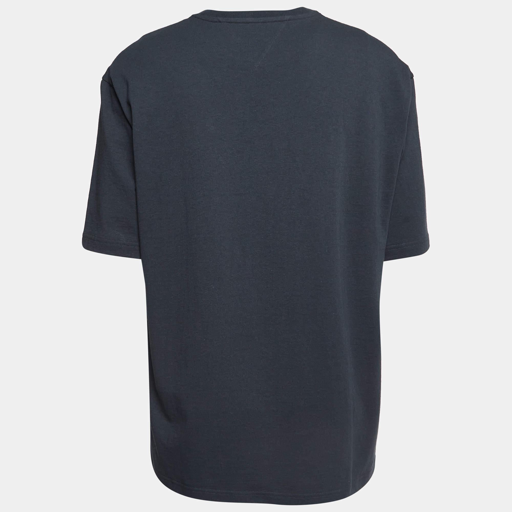 Una perfetta combinazione di comfort, lusso e stile: questa t-shirt firmata è un pezzo imperdibile Realizzata con materiali di qualità, può essere abbinata a pantaloni in denim e sneakers per un look cool.