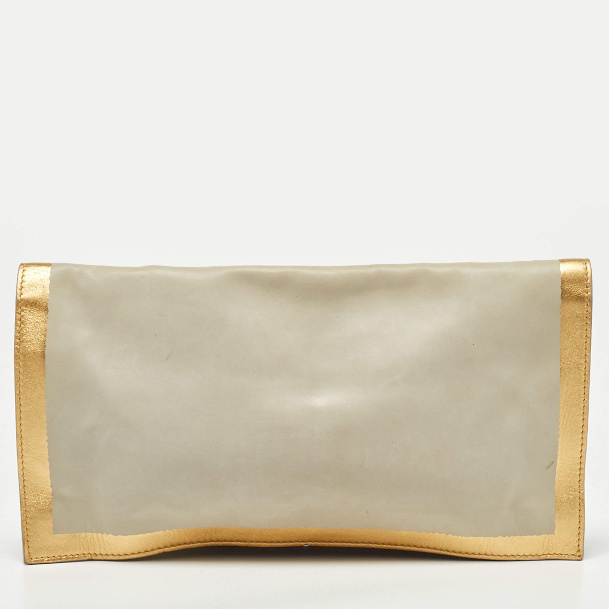 Bottega Veneta Grey/Gold Leather Twist Lock Flap Clutch In Good Condition In Dubai, Al Qouz 2