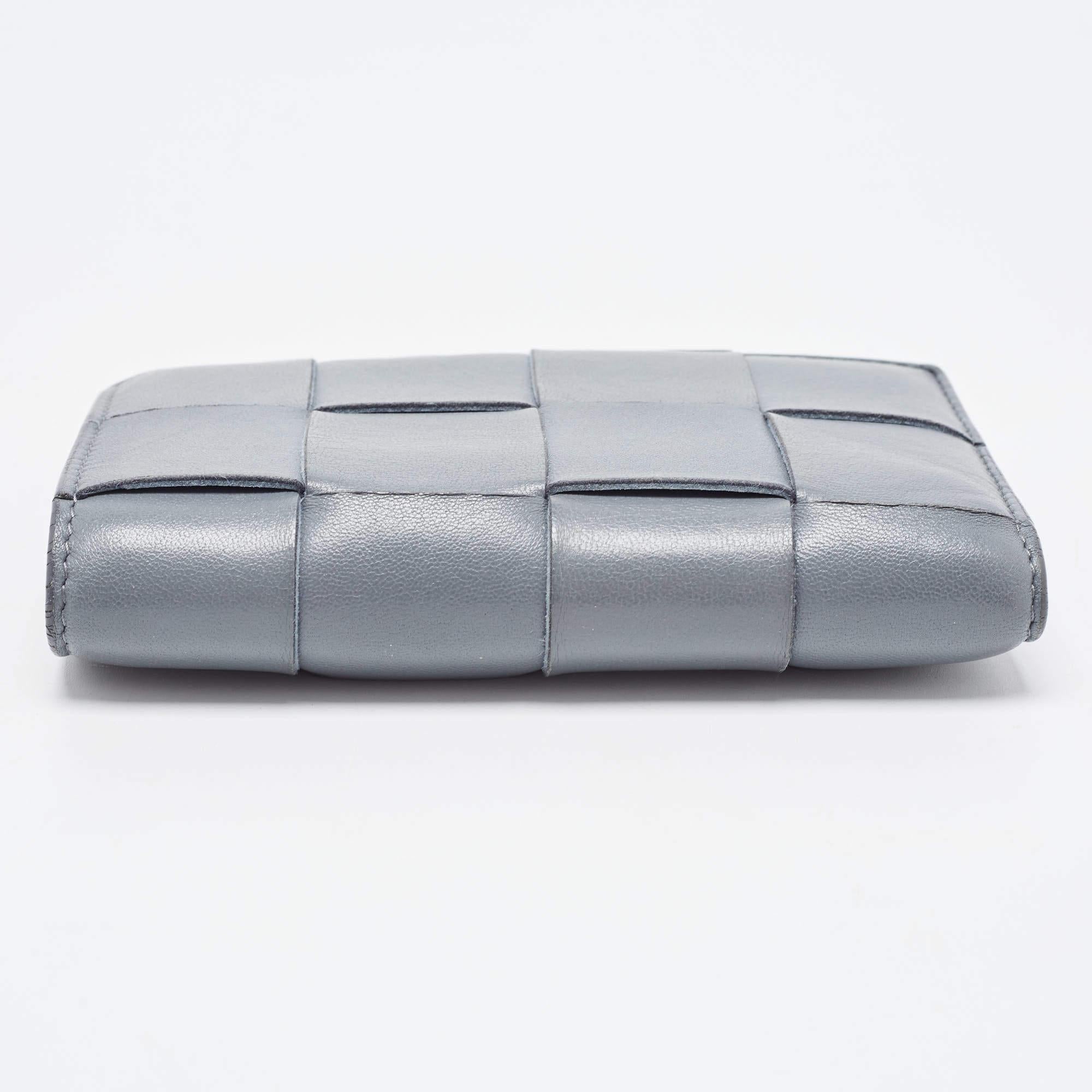 Bottega Veneta Grey Intrecciato Leather Bifold Zip Wallet In Good Condition In Dubai, Al Qouz 2