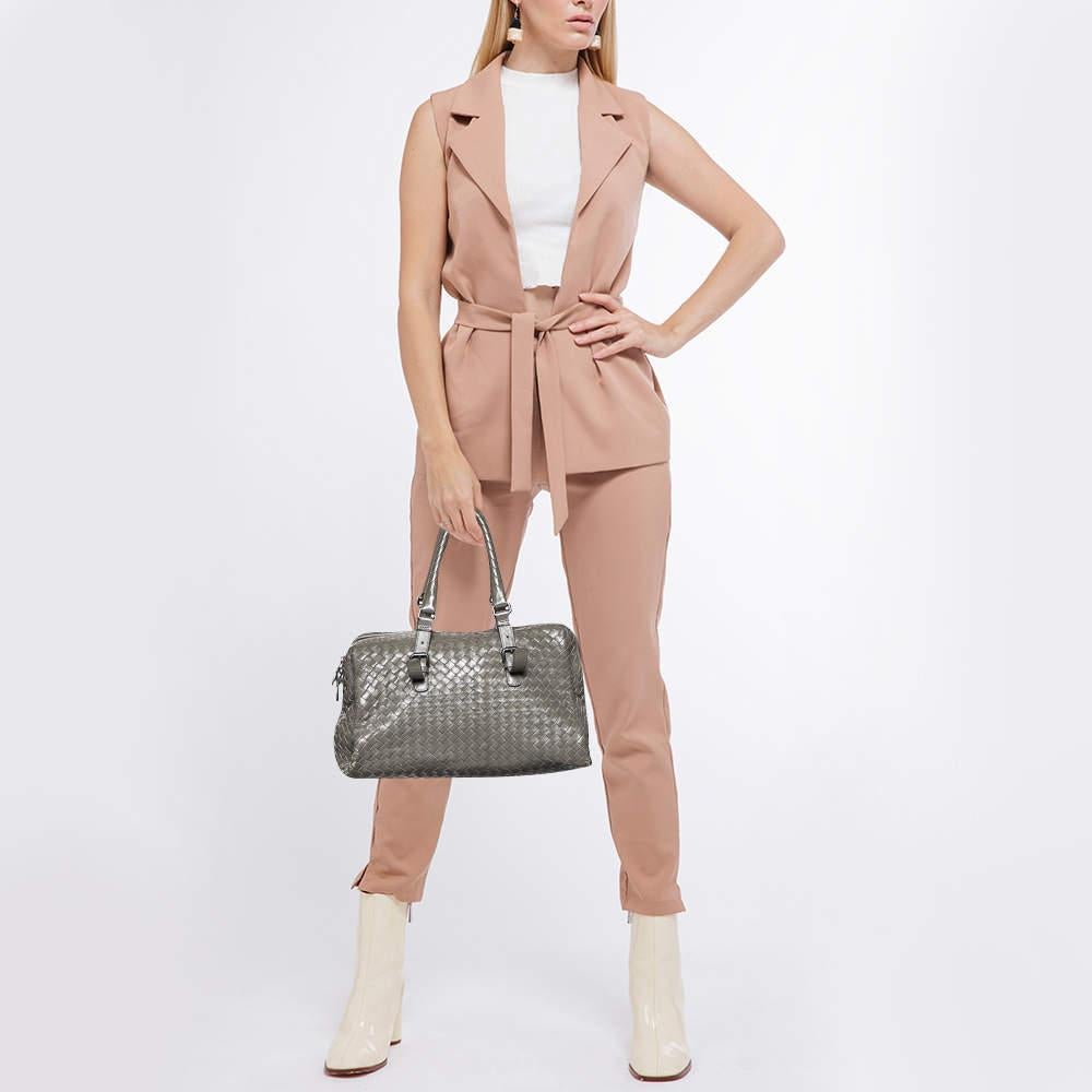 Bottega Veneta ensures you have a wonderful accessory to accompany you every day with this well-crafted bag. It has a signature look and a practical size.

Includes
Branded Dustbag
