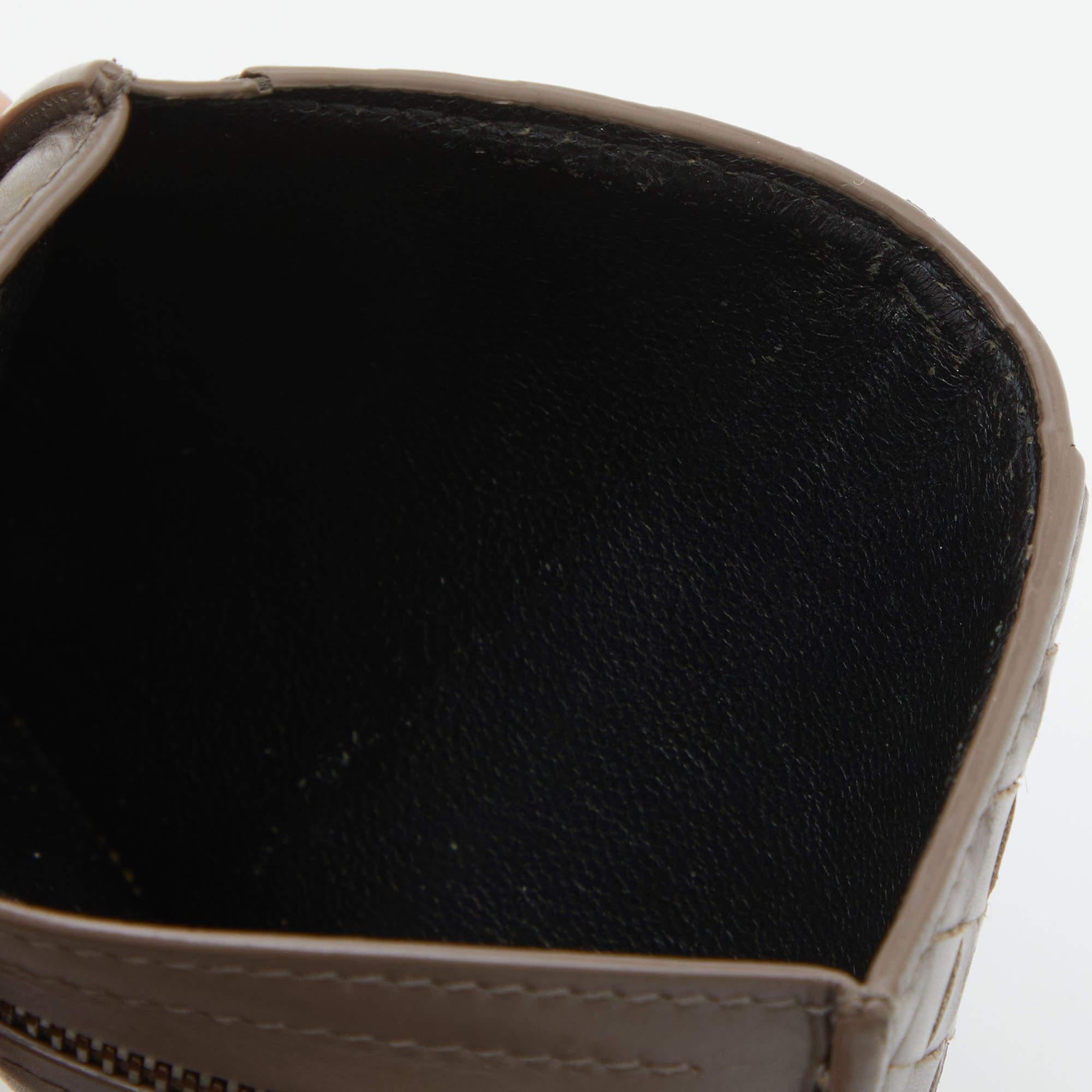 This stylish and functional cardholder is a must have in your collection. It is equipped with multiple well lined slots to hold your cards.
