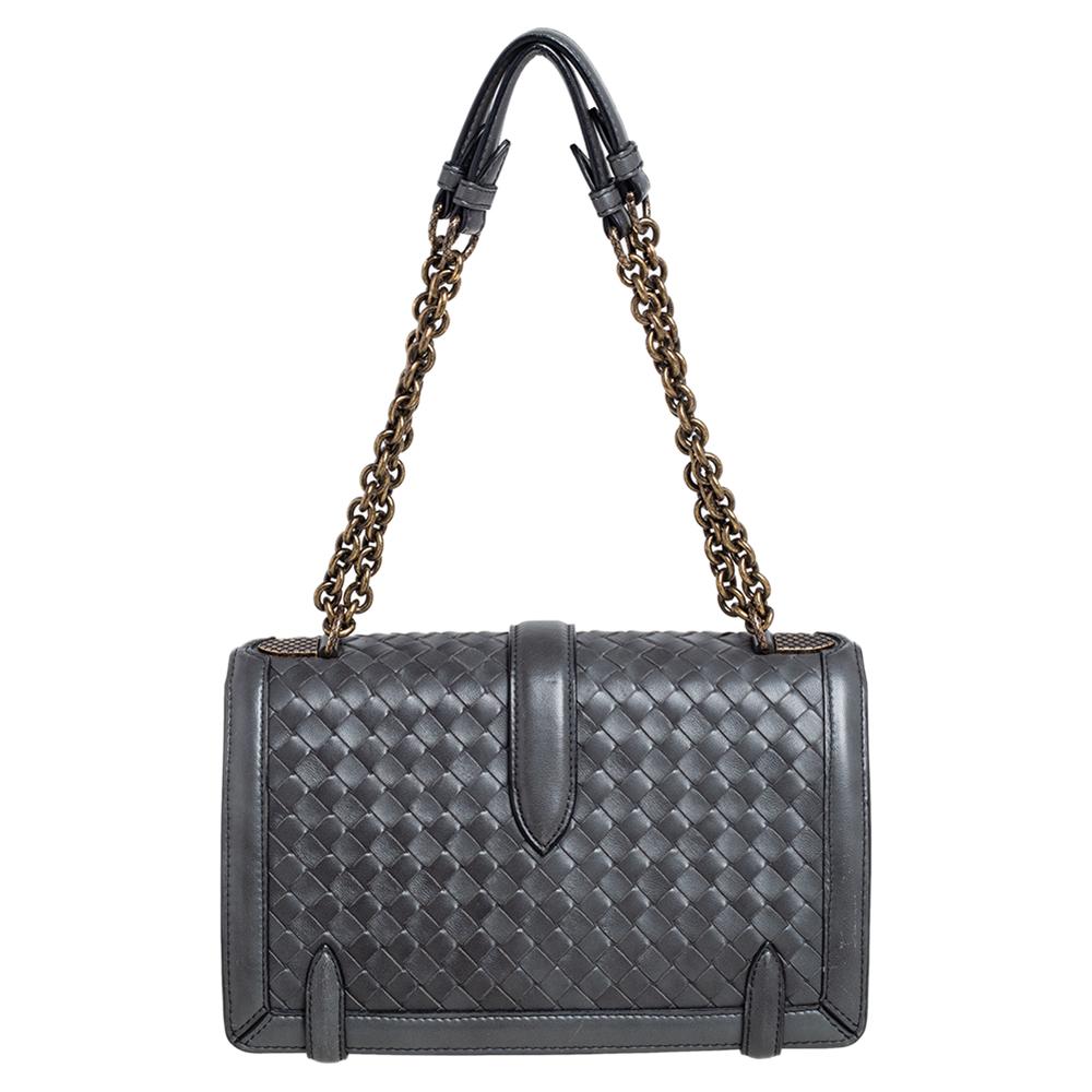 Keep it elegant with this bag from the house of Bottega Veneta. Carry this pretty grey-hued bag to your next event for a statement-making impression. It is made from leather and features the iconic intrecciato pattern on the front flap along with a