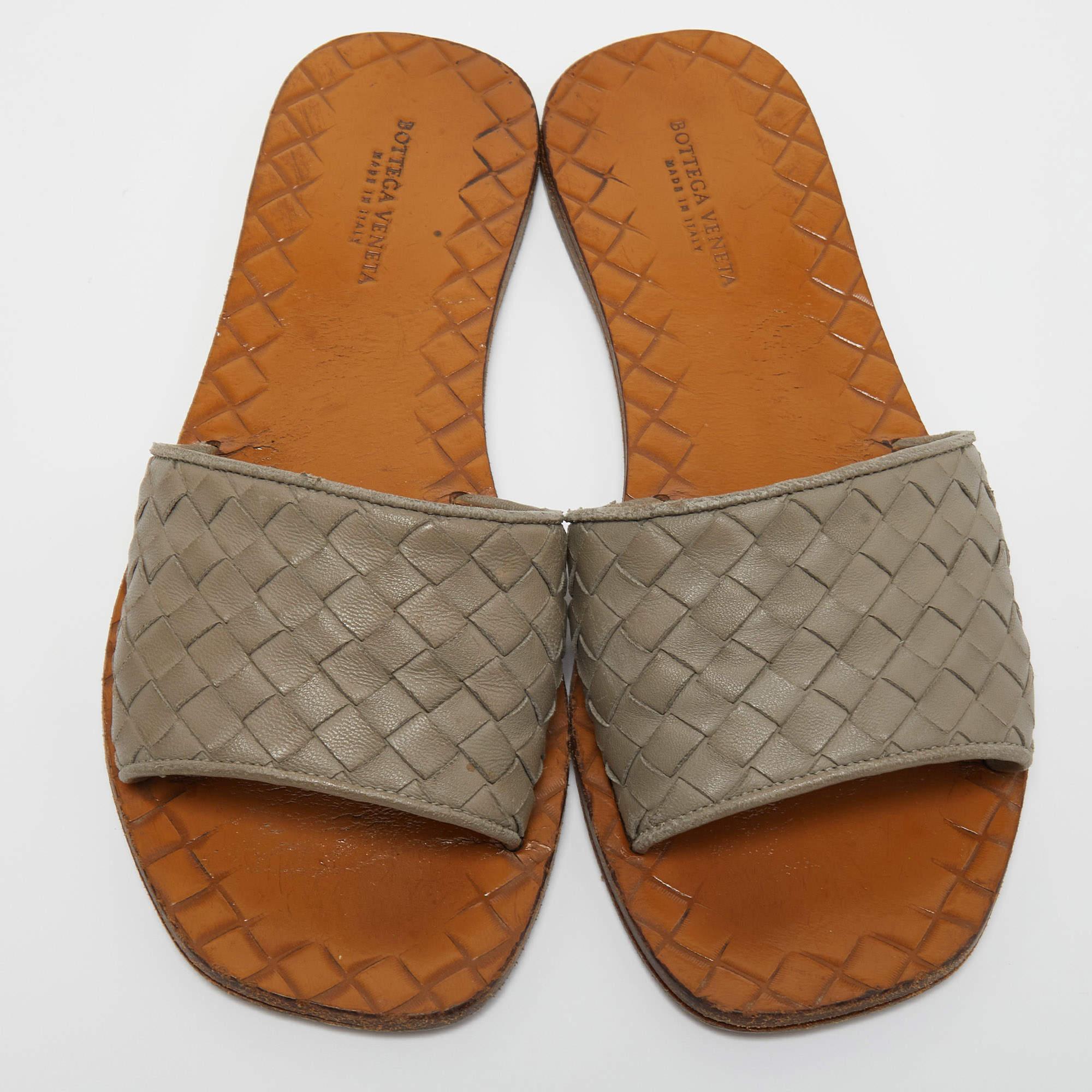 Frame your feet with these Bottega Veneta flat slides. Created using the best materials, the flats are perfect with short, midi, and maxi hemlines.

Includes: Original Dustbag, Original Box, Info Booklet

