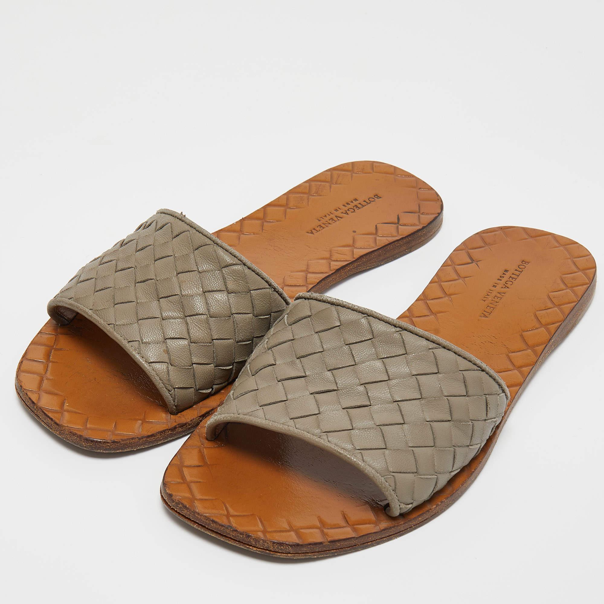 Bottega Veneta Grey Intrecciato Leather Flat Slides Size 35.5 In Good Condition For Sale In Dubai, Al Qouz 2