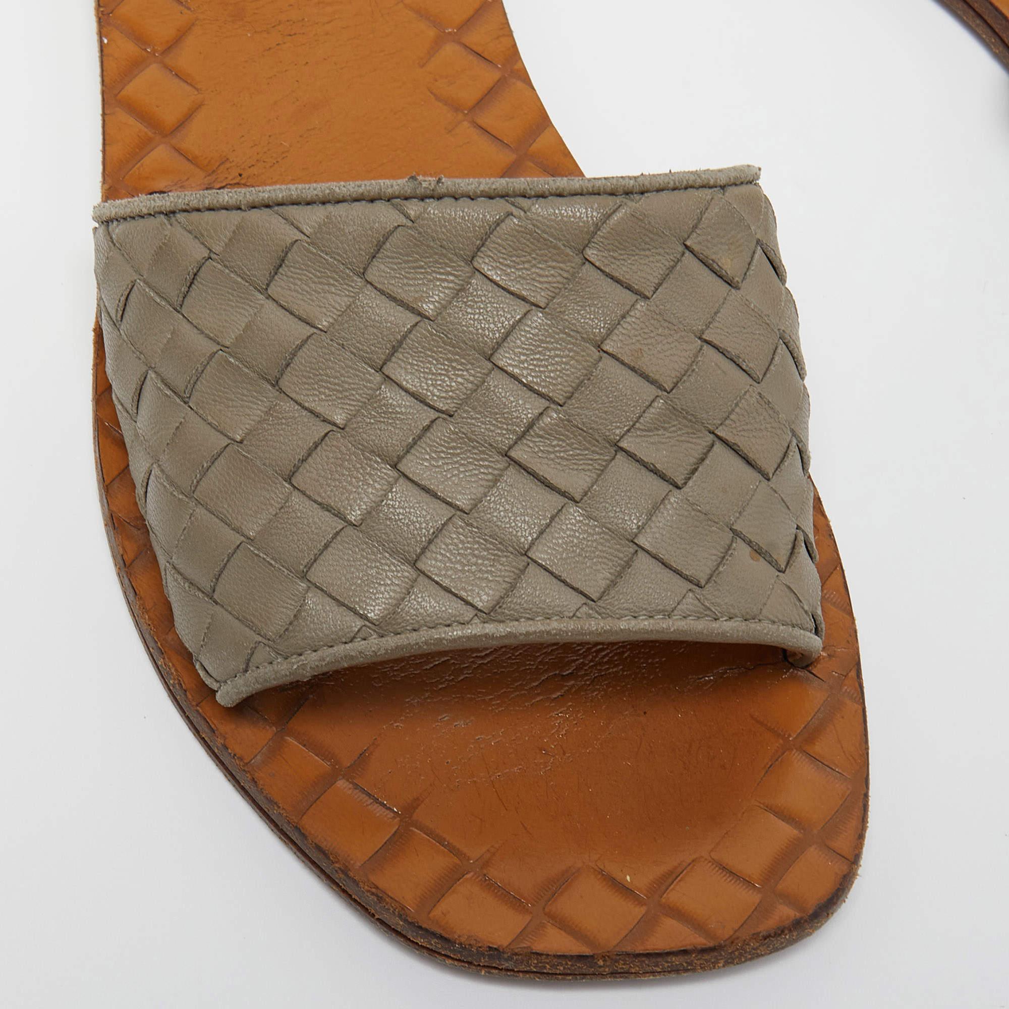 Bottega Veneta Grey Intrecciato Leather Flat Slides Size 35.5 For Sale 3