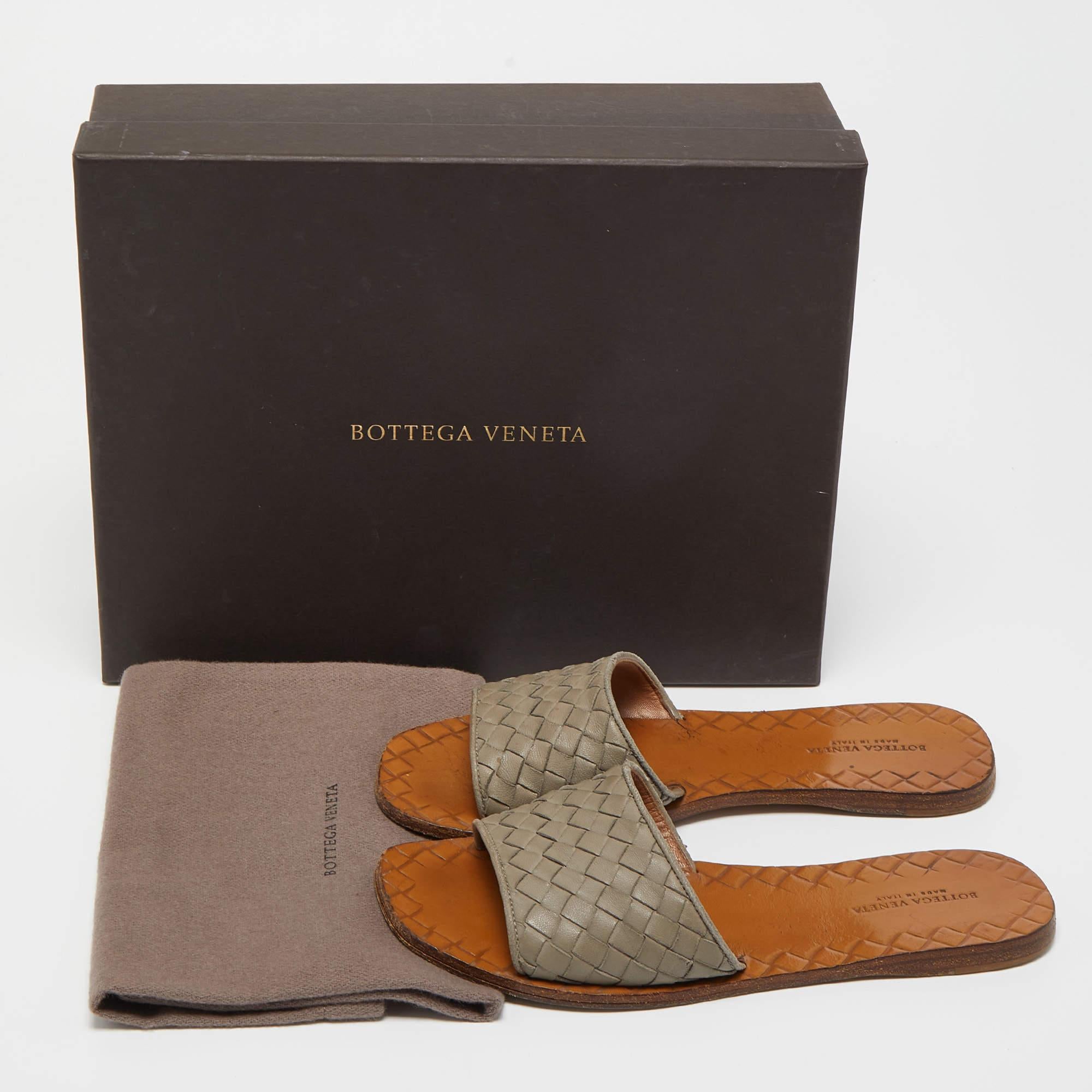 Bottega Veneta Grey Intrecciato Leather Flat Slides Size 35.5 For Sale 4