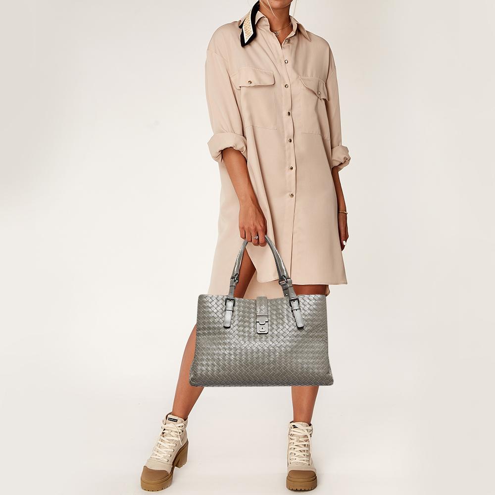 Know to create stylish, sophisticated, and timeless designs, this is a brand worth investing in. The bags that come from this label's atelier are exquisite. This tote bag is no different. It has been made from quality materials and comes with an