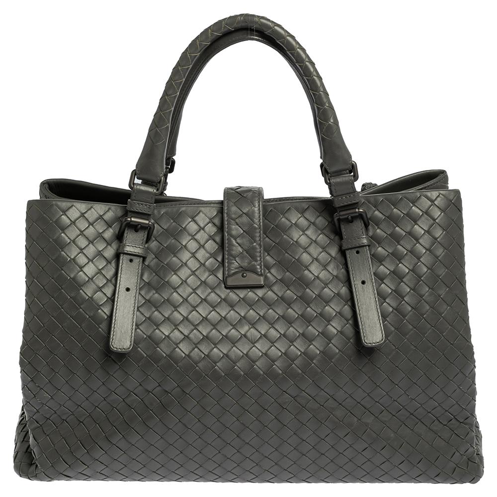 This Bottega Veneta Roma tote is a creation that brings joy to one's sight! It has been beautifully crafted from leather and designed in its signature Intrecciato pattern while being held by two top handles. The bag is also equipped with a flap lock