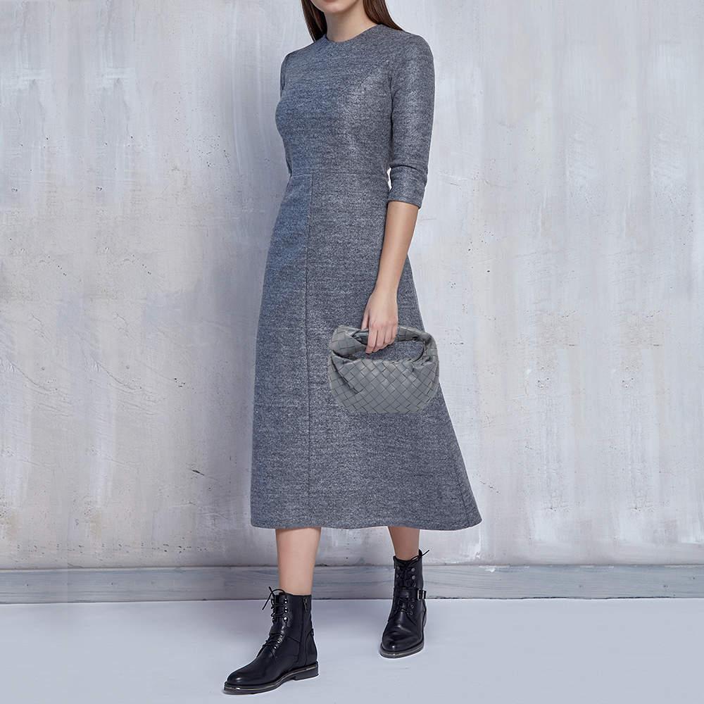 Ce hobo est conçu pour être fin et fonctionnel tout en complétant votre ensemble avec style. Il est doté d'un extérieur bien conçu, orné d'une belle teinte, et d'un intérieur spacieux. Ajoutez un peu de style à vos looks quotidiens avec cette