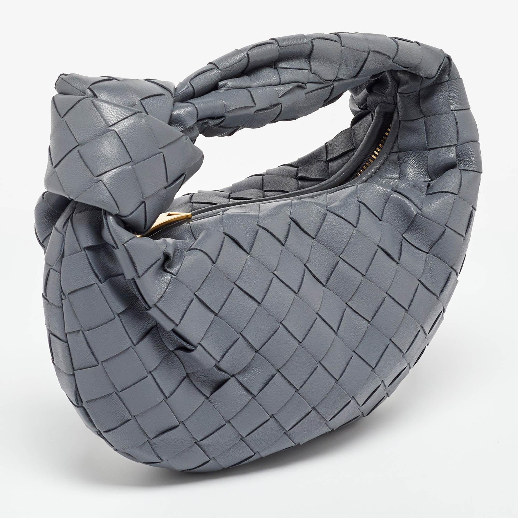 Bottega Veneta Hobo Mini Jodie en cuir Intrecciato gris Bon état - En vente à Dubai, Al Qouz 2