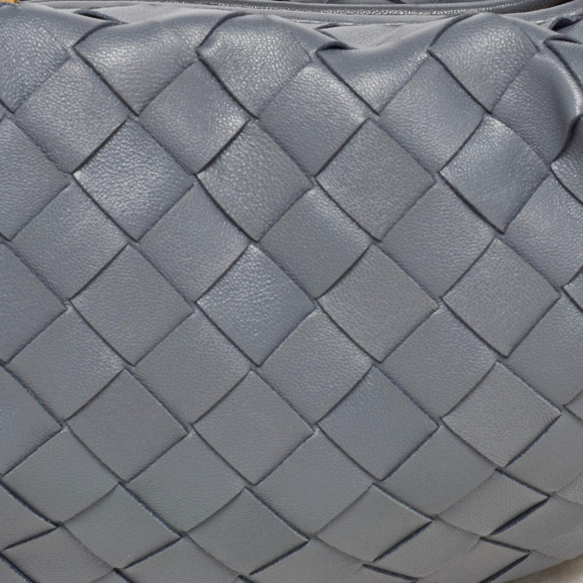 Bottega Veneta Hobo Mini Jodie en cuir Intrecciato gris Pour femmes en vente